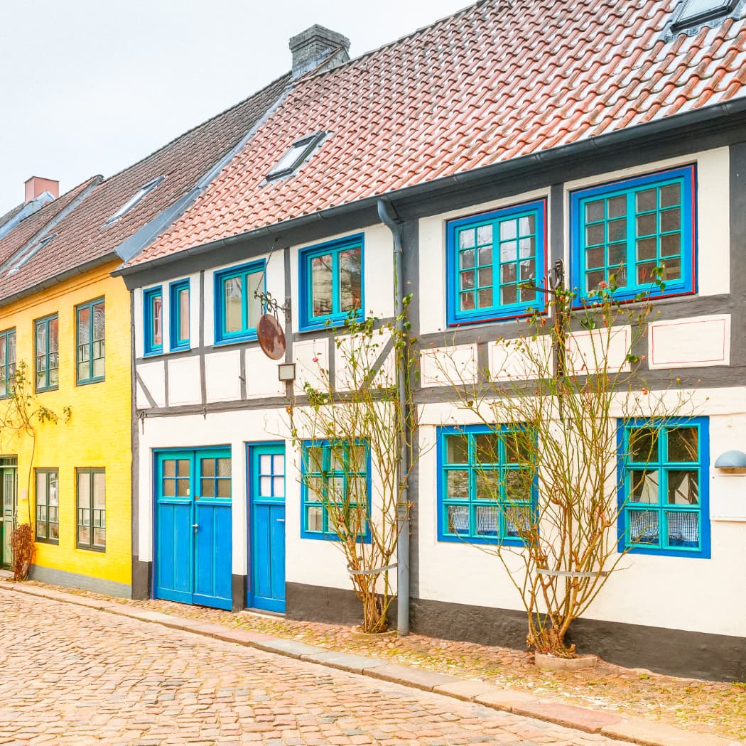 hochzwei_flensburg_teaser_05.jpg Altes Gebäude mit blauen Fenstern