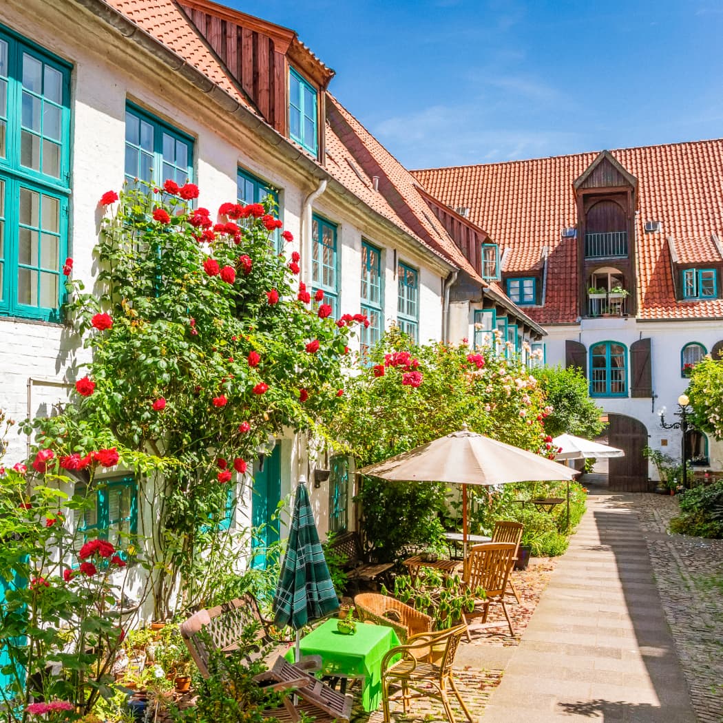 hochzwei_flensburg_teaser_06.jpg Altes Gebäude mit Rosen Hecke