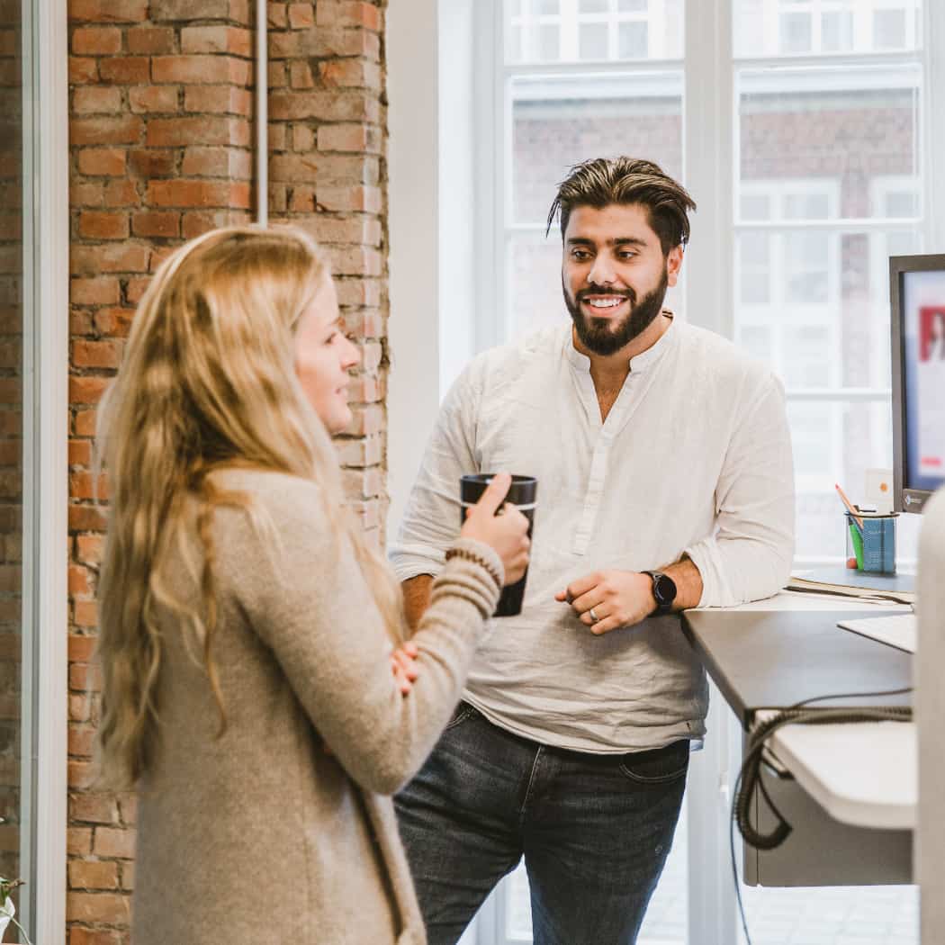 hochzwei_darumhochzwei_teaser_01.jpg Zwei Hochzwei Mitarbeiter reden miteinander