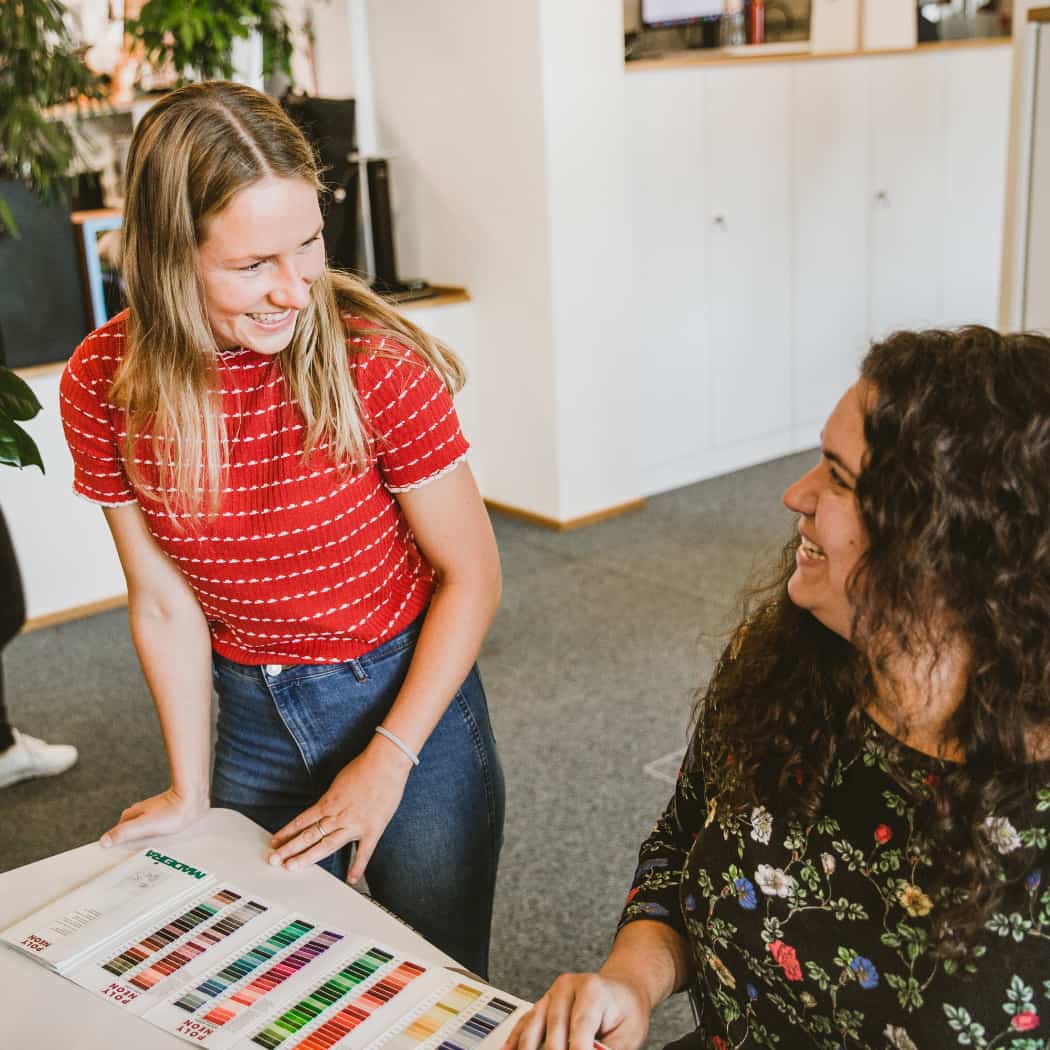 hochzwei_darumhochzwei_teaser_03.jpg Zwei Mitarbeiterinnen arbeiten mit Farben
