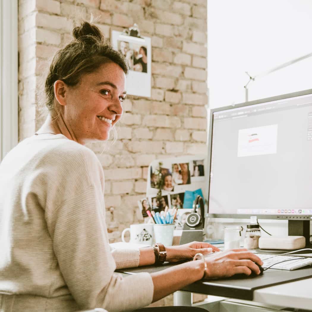 hochzwei_darumhochzwei_teaser_04.jpg Hochzwei Mitarbeiterin lacht während der Arbeit