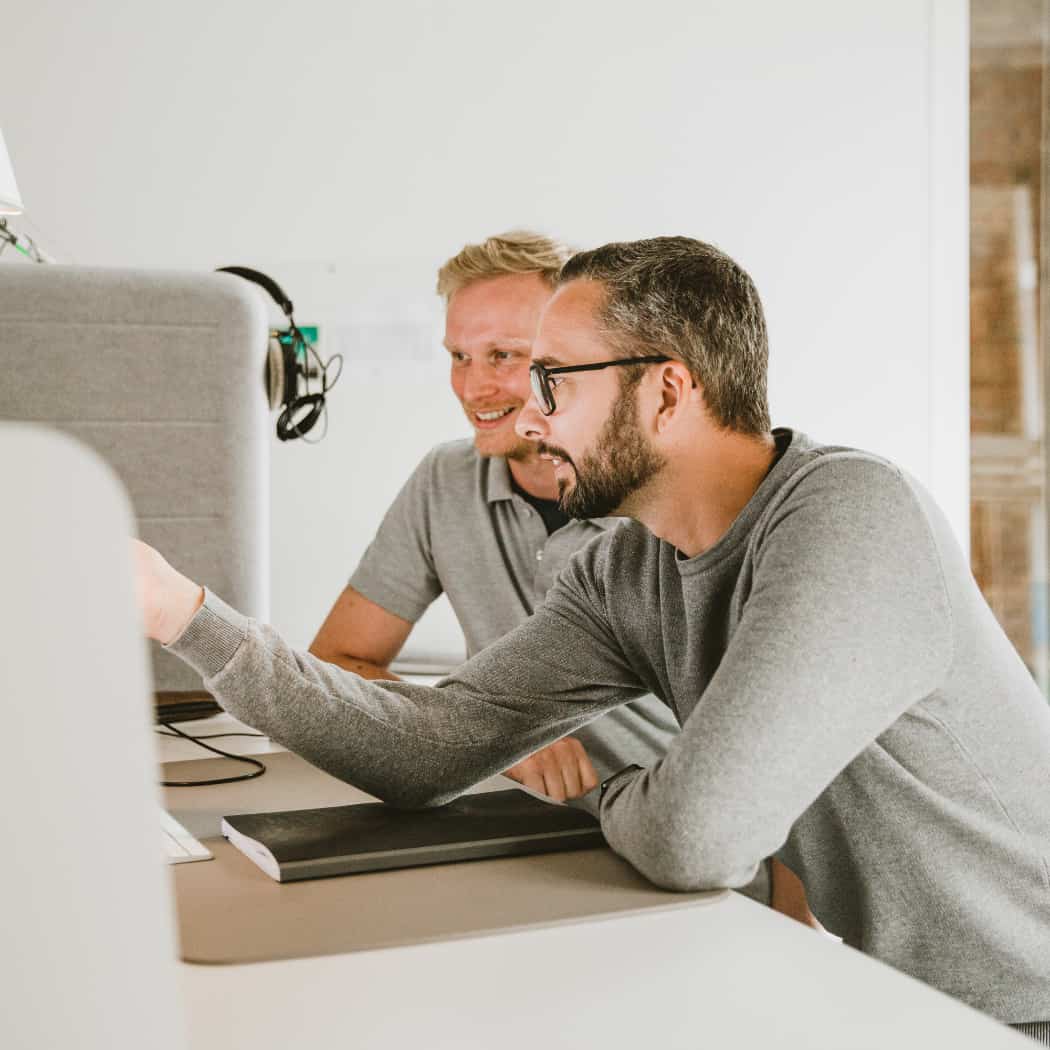 hochzwei_darumhochzwei_teaser_05.jpg Zwei Hochzwei Mitarbeiter tauschen sich aus