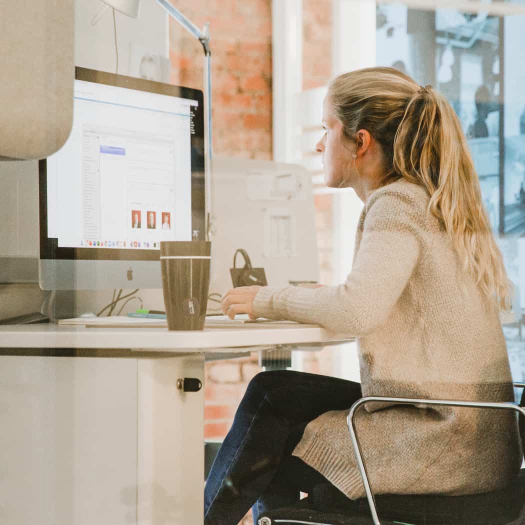 hochzwei_darumhochzwei_teaser_06.jpg Hochzwei Mitarbeiterin surft im Internet