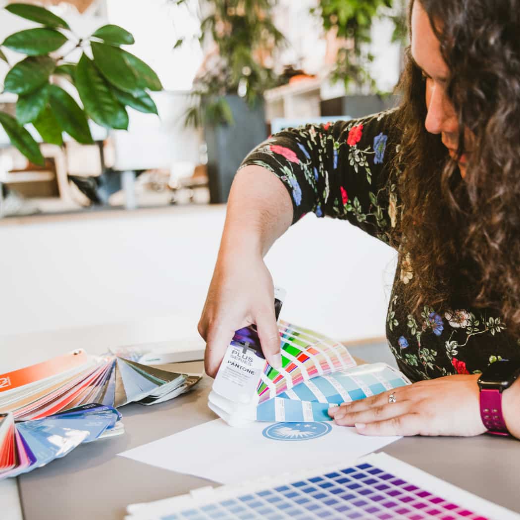 hochzwei_darumhochzwei_teaser_07.jpg Hochzwei Mitarbeiter vergleicht Farben