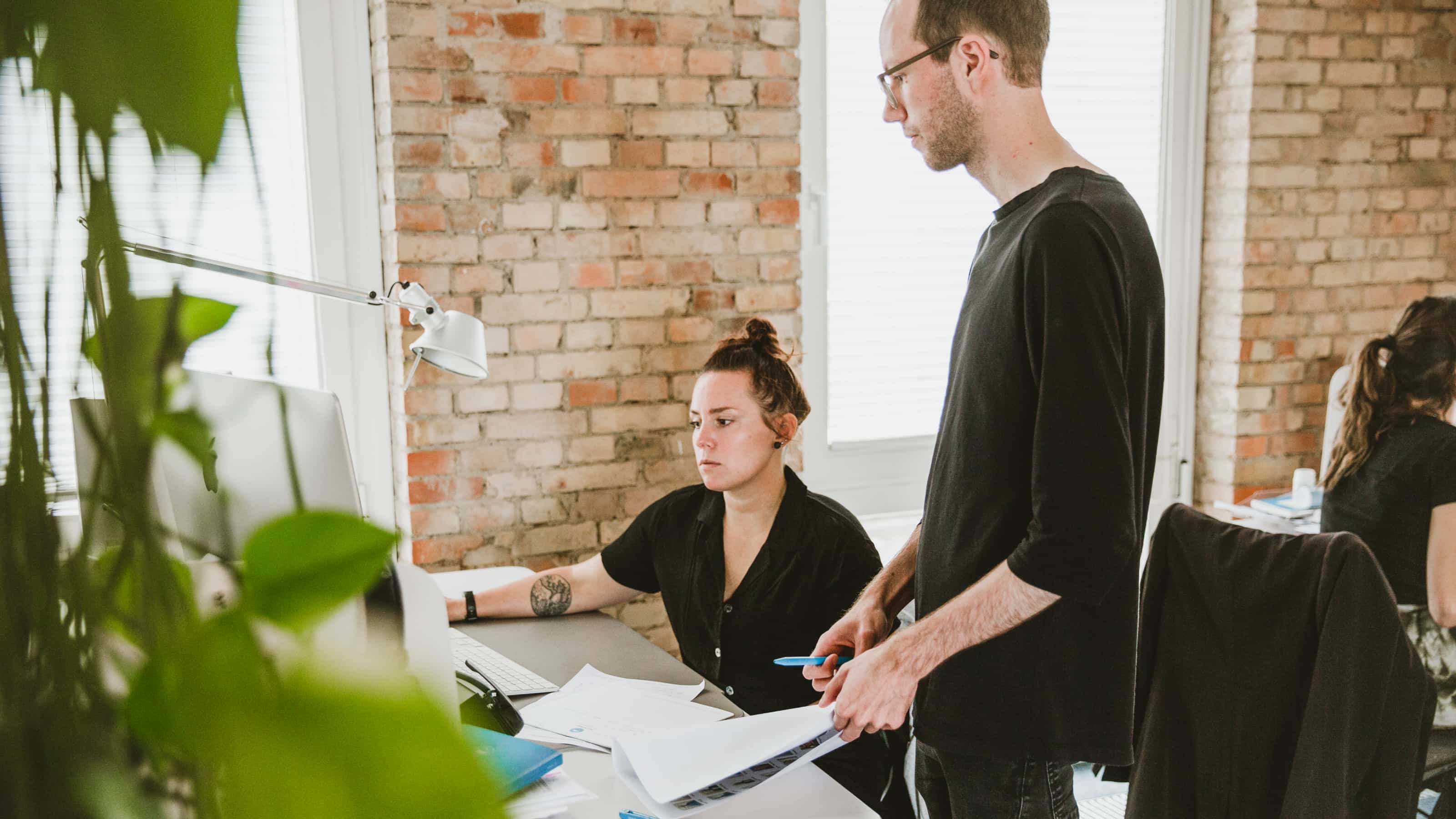 hochzwei_darumhochzwei_teaser_gross_01.jpg Zwei Hochzwei Mitarbeiter arbeiten gemeinsam