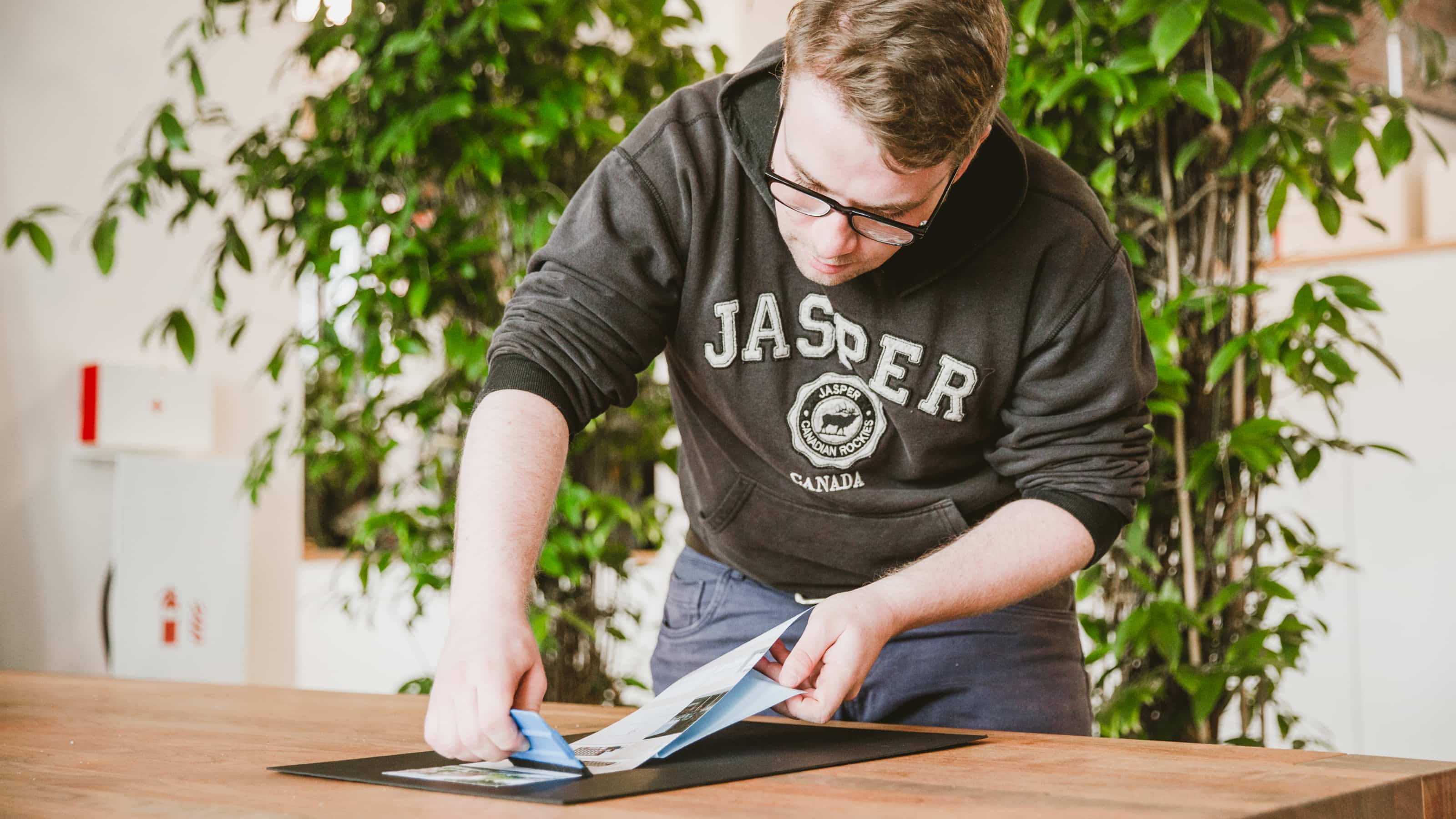 hochzwei_darumhochzwei_teaser_gross_02.jpg Hochzwei Mitarbeiter faltet Papier