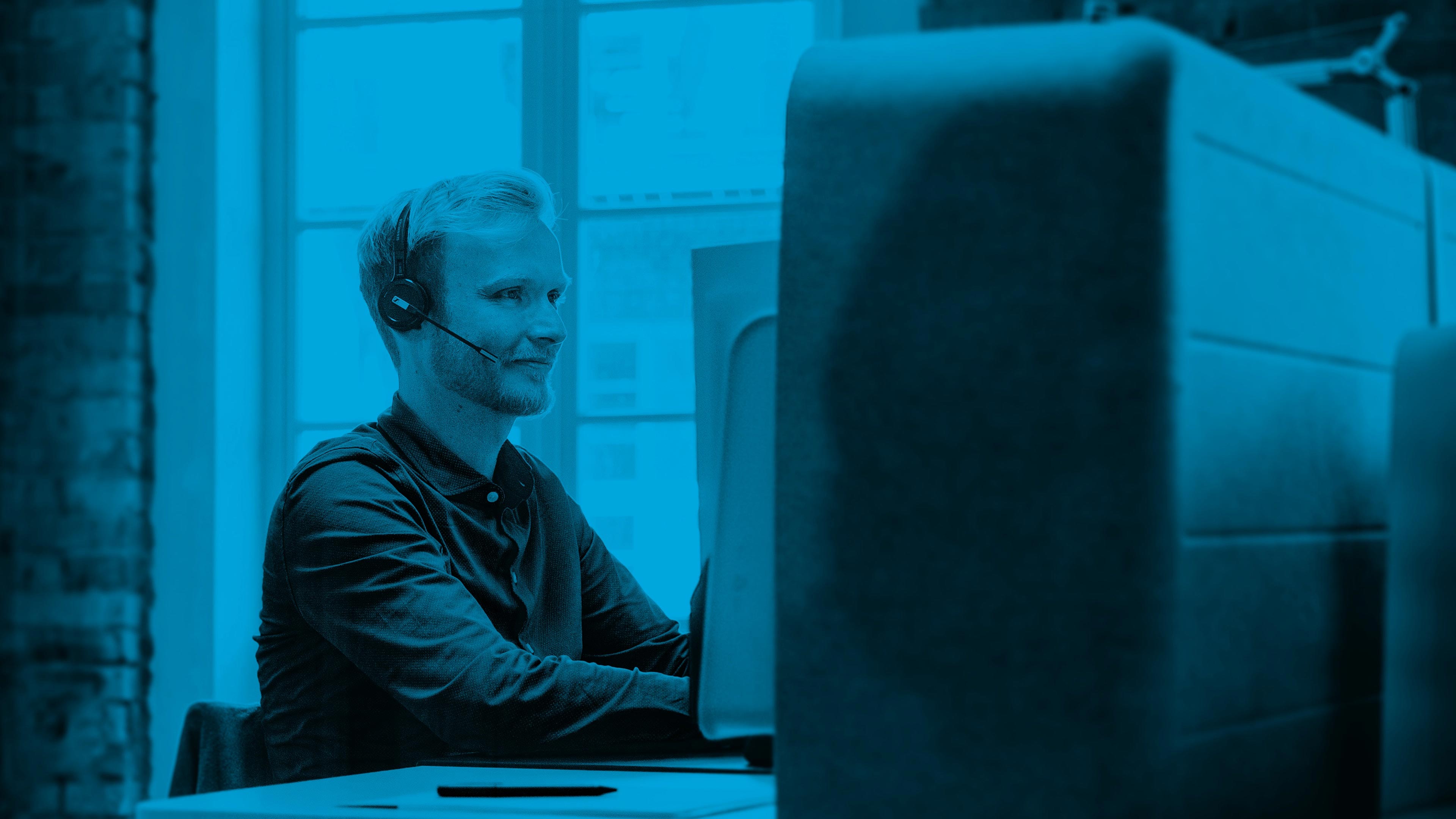 Hochzwei Mitarbeiter arbeitet am Computer