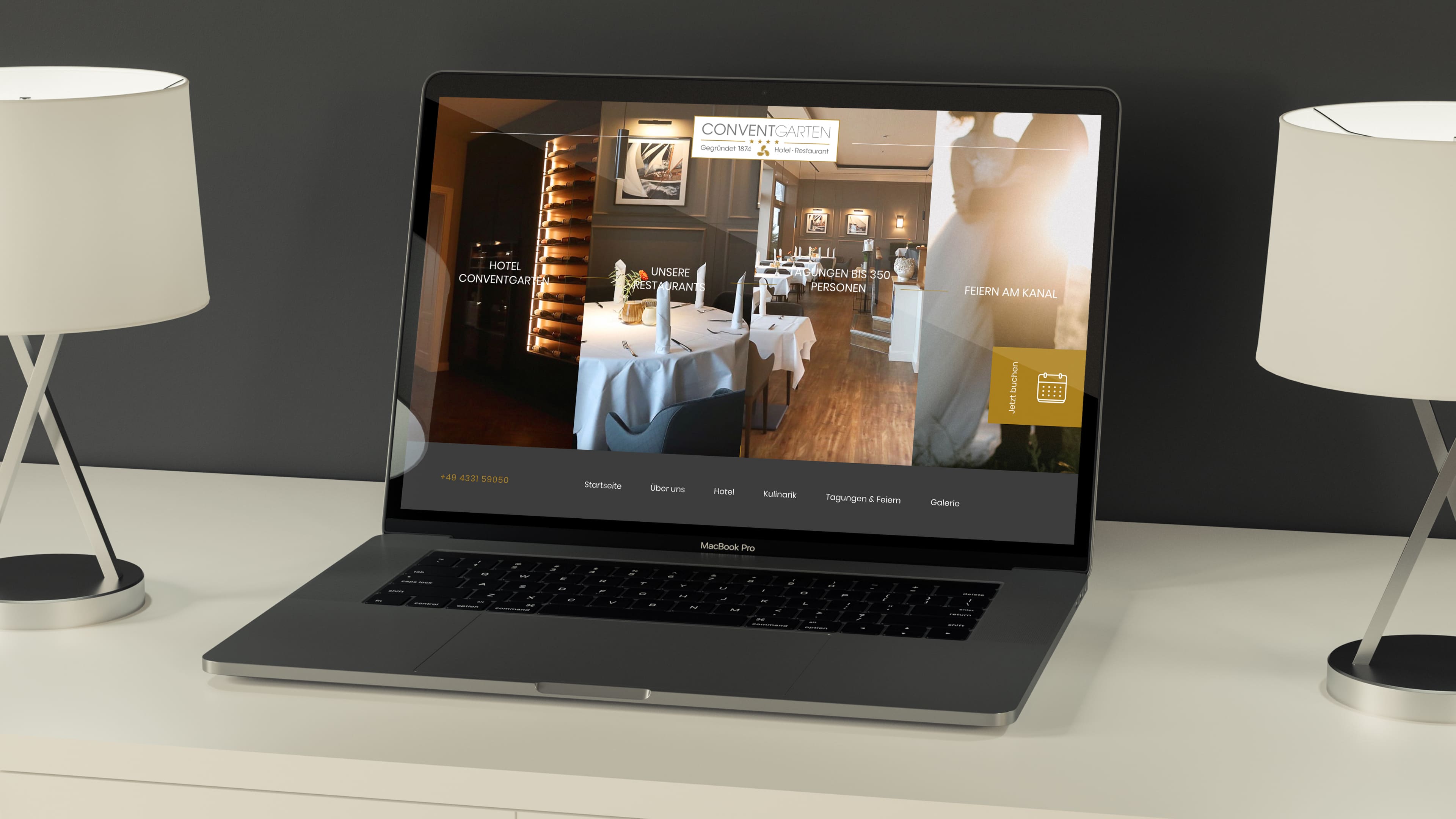 Aufgeklappter Laptop auf einem Tisch