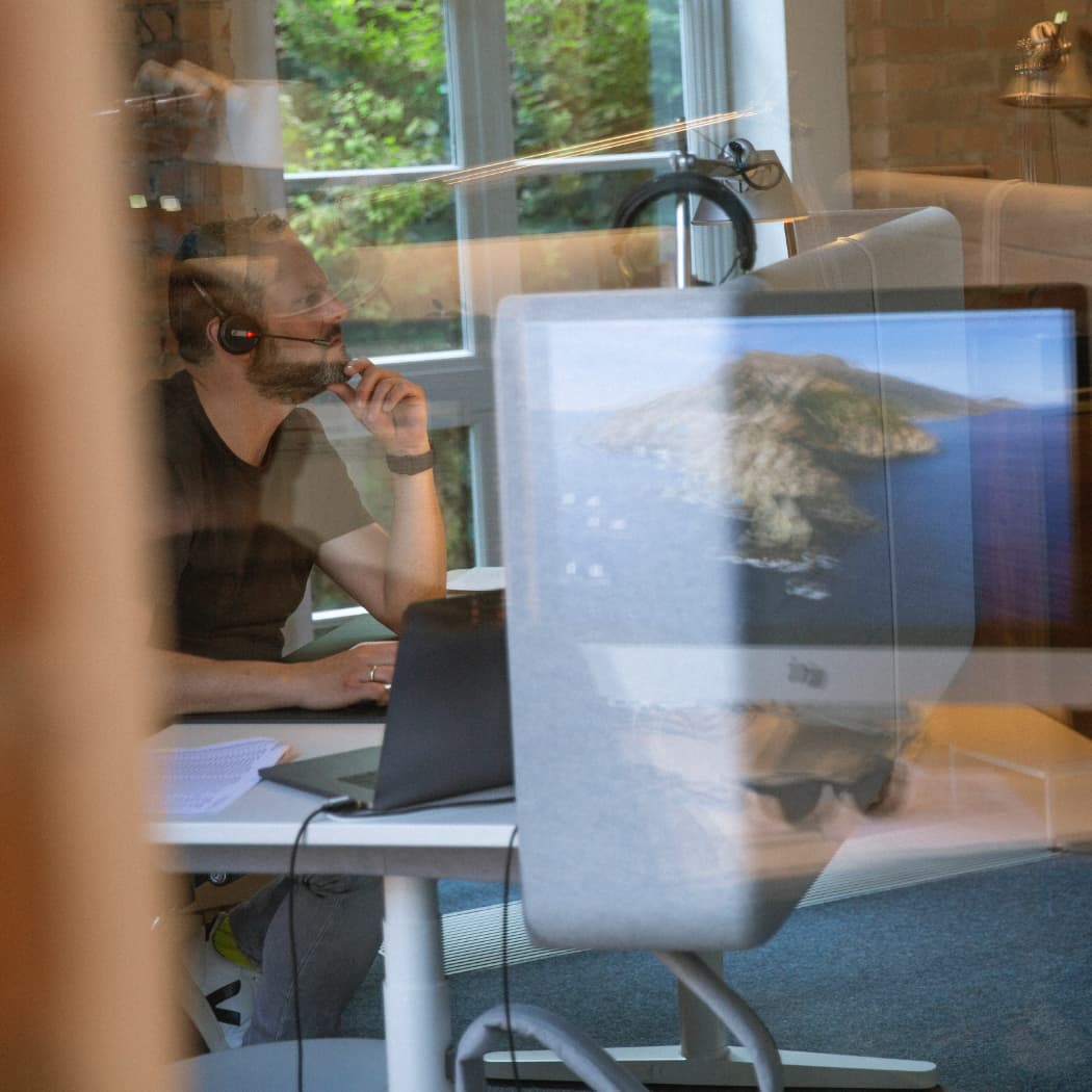 hochzwei_agenur_teaser_02.jpg Geschäftsführer Timo Klass mit Kopfhörern