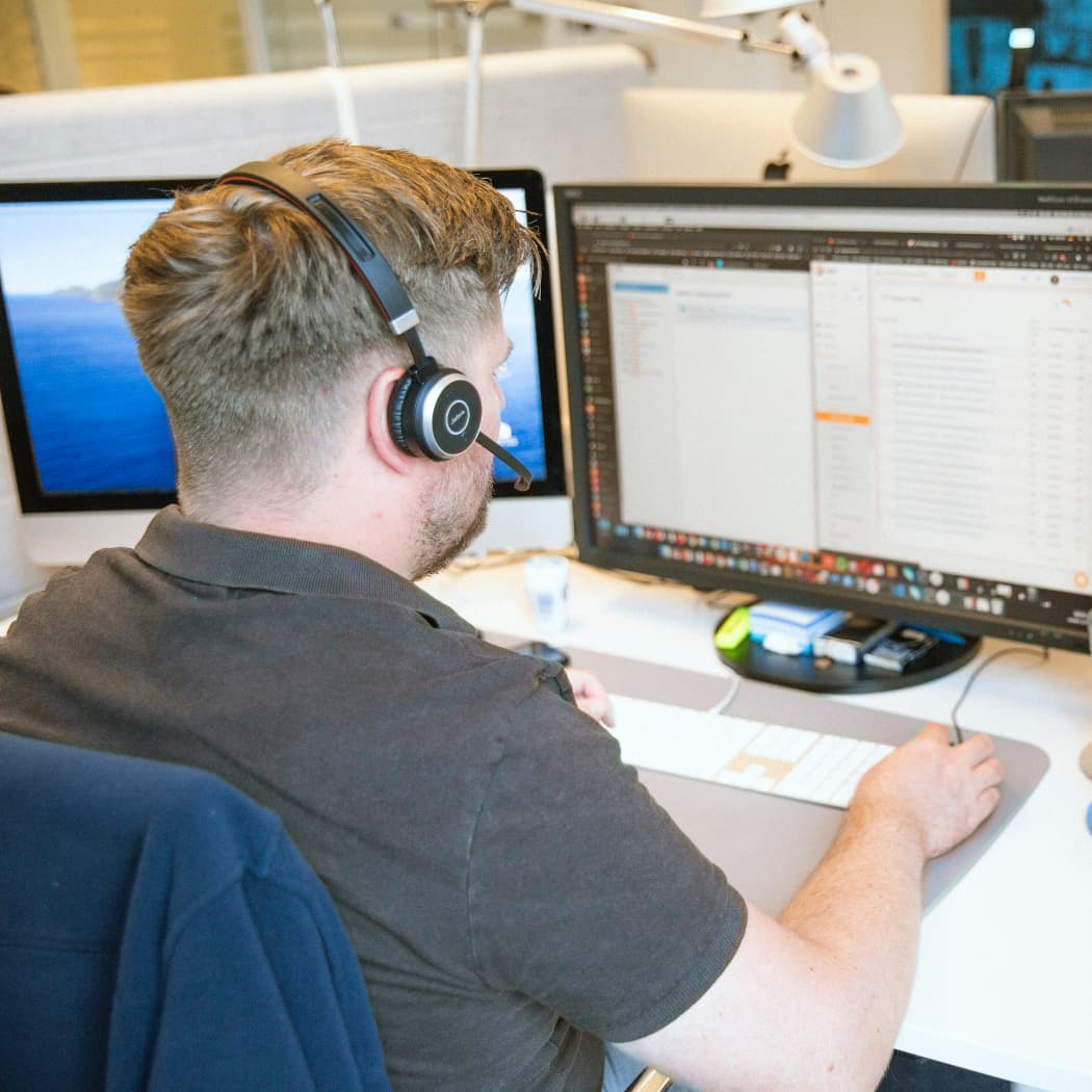 hochzwei_agenur_teaser_03.jpg Hochzwei Mitarbeiter mit schwarzem Headset