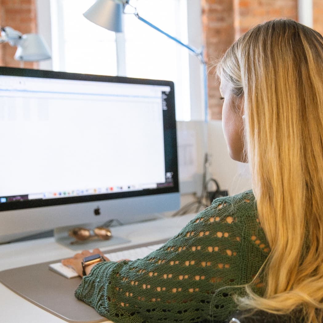 hochzwei_agenur_teaser_04.jpg Mitarbeiterin schreibt eine Email