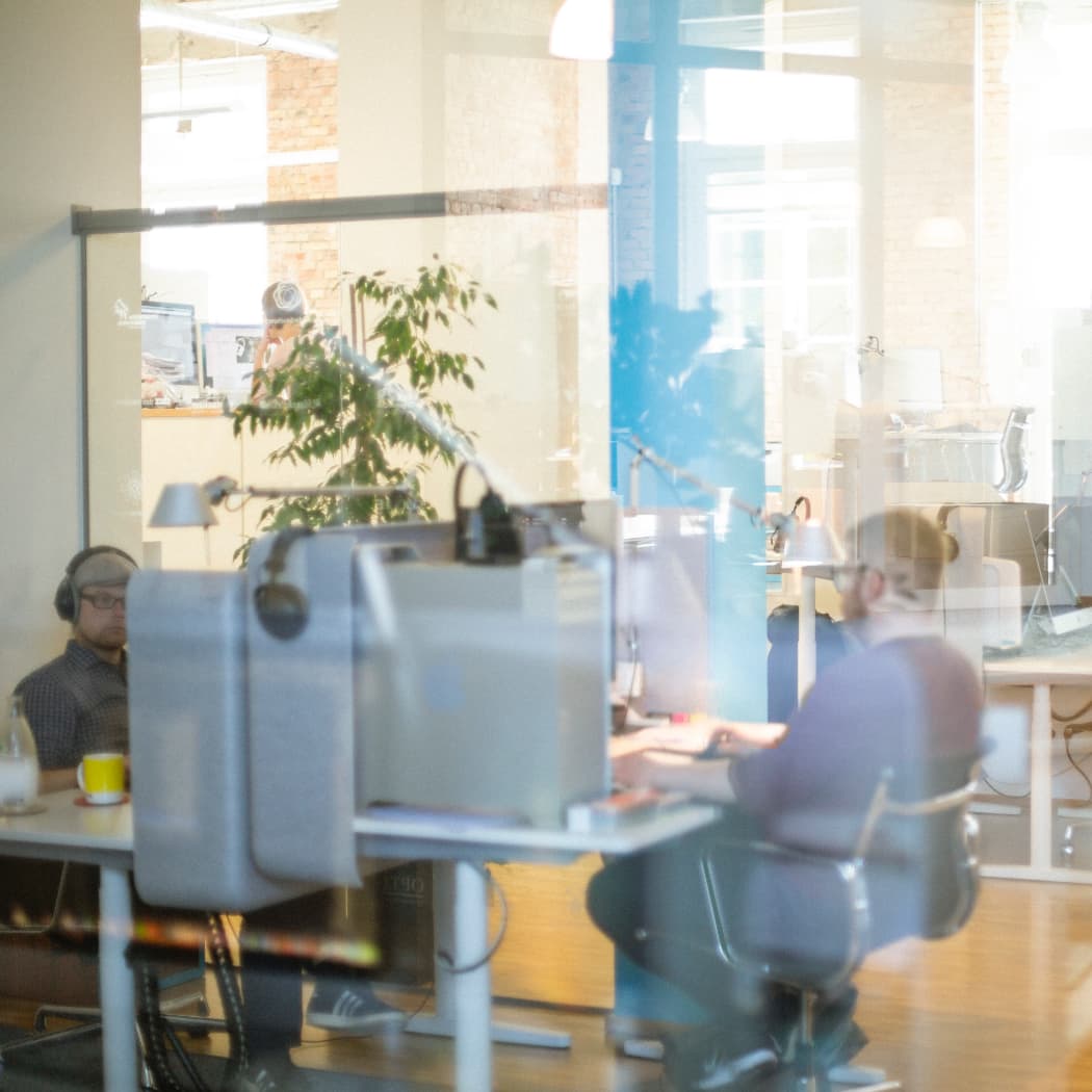 hochzwei_agenur_teaser_06.jpg Blick in ein Hochzwei Mitarbeiter Büro