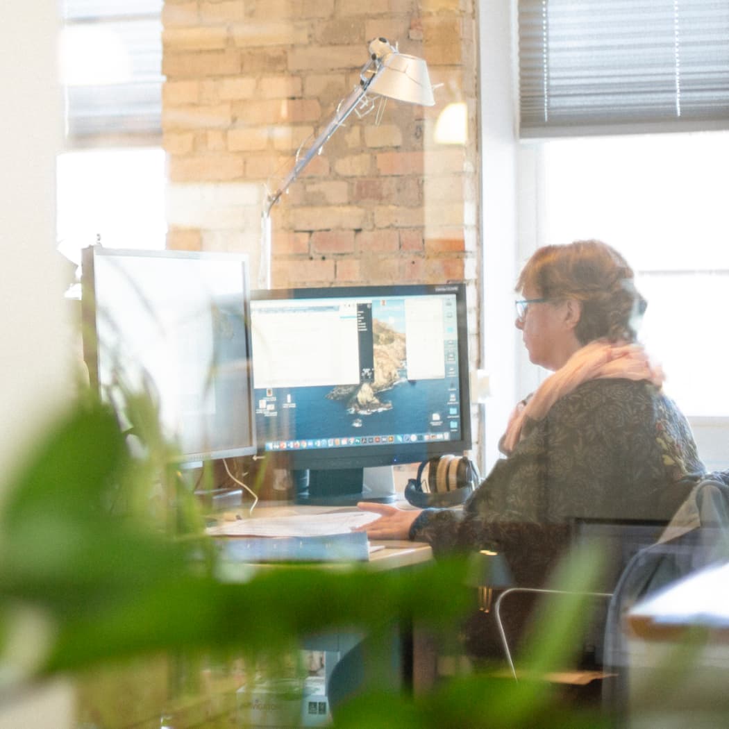 hochzwei_agenur_teaser_07.jpg Hochzwei Mitarbeiterin fotografiert durch Glaswand