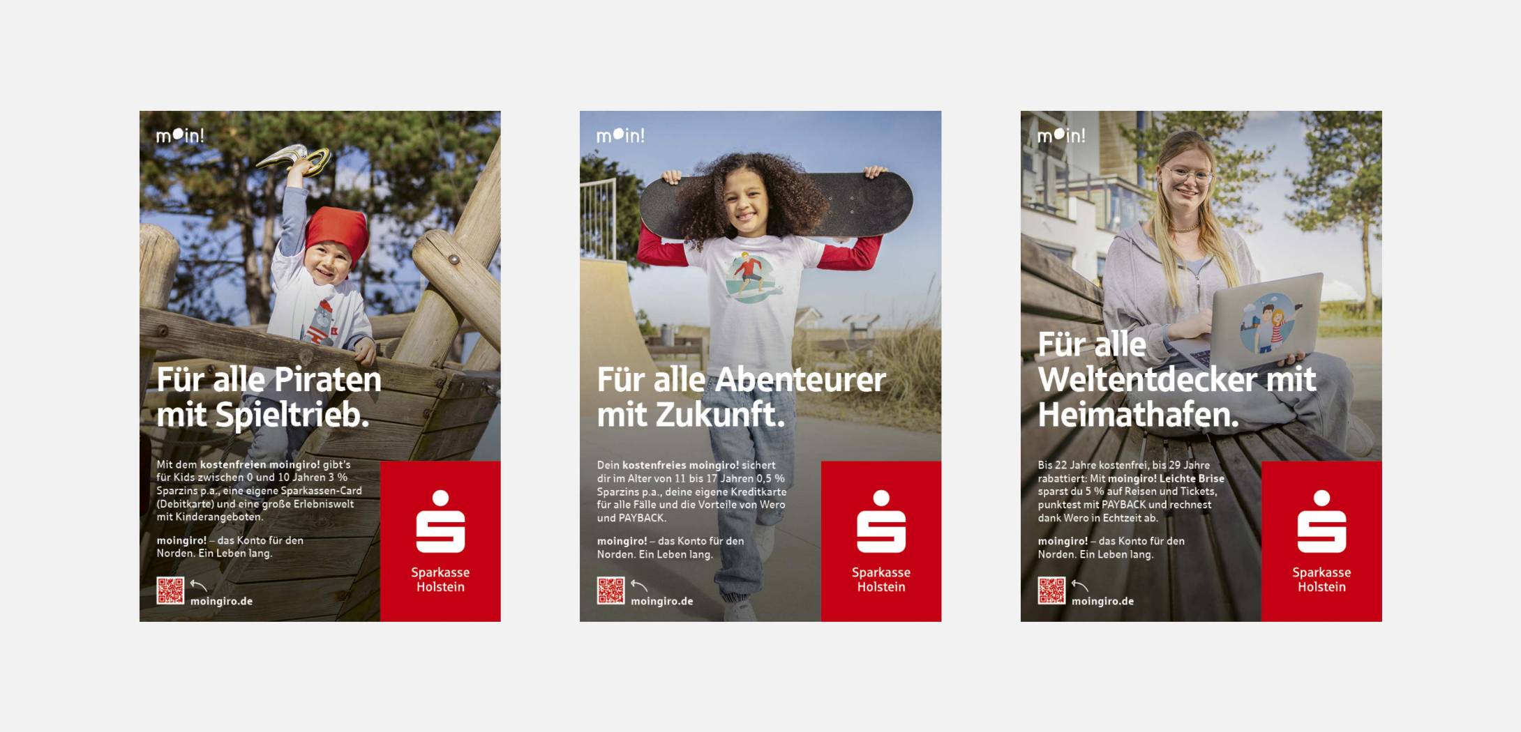 Drei Flyer der Sparkasse mit jungen Menschen auf einem Spielplatz, mit einem Skateboard und draußen mit einem Laptop.