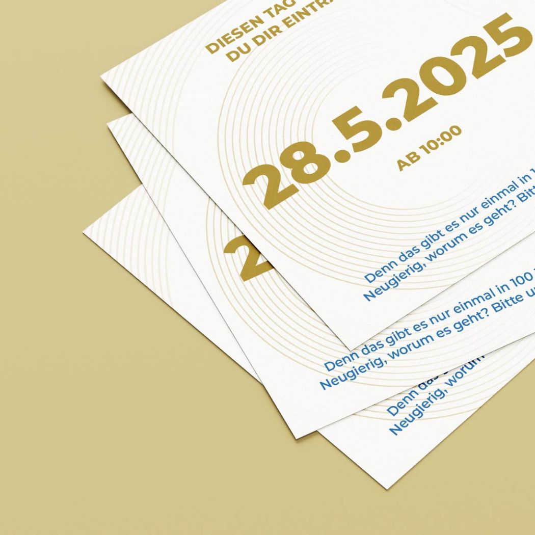 Ein Stapel Einladungen zur Wüstenberg Jubiläumsfeier