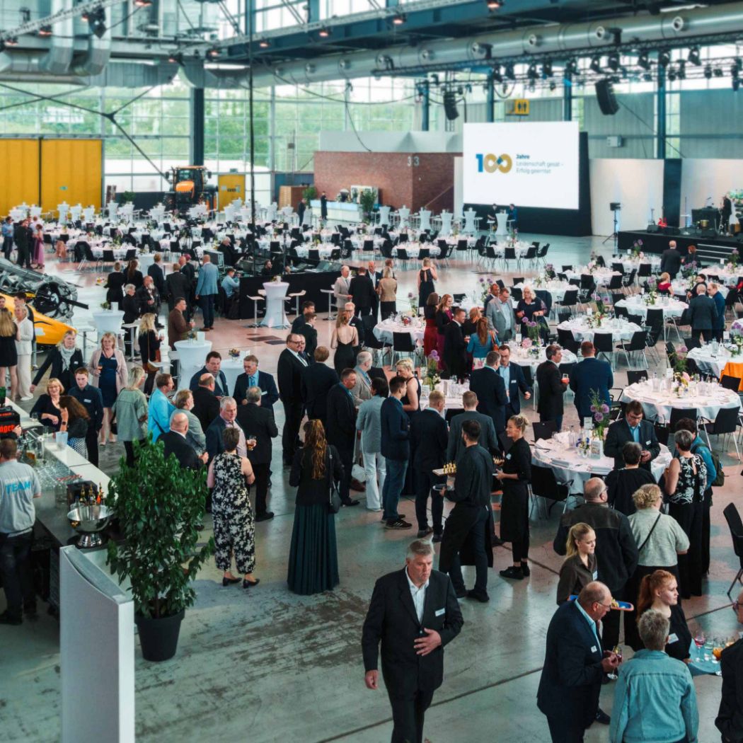 Foto der Menschenmenge auf der Jubiläumsfeier von Wüstenberg