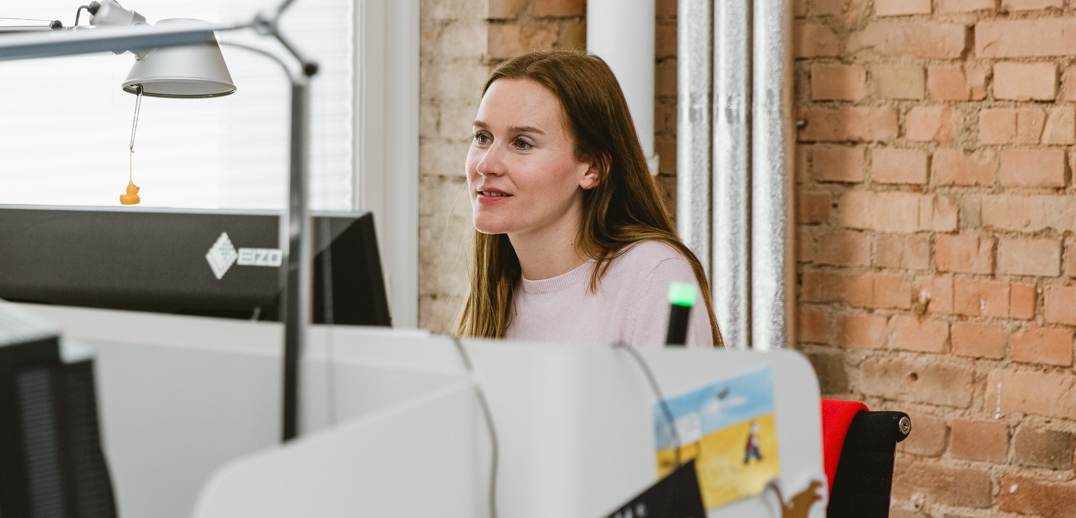 Eine Mitarbeiterin von Hochzwei an ihrem Arbeitsplatz