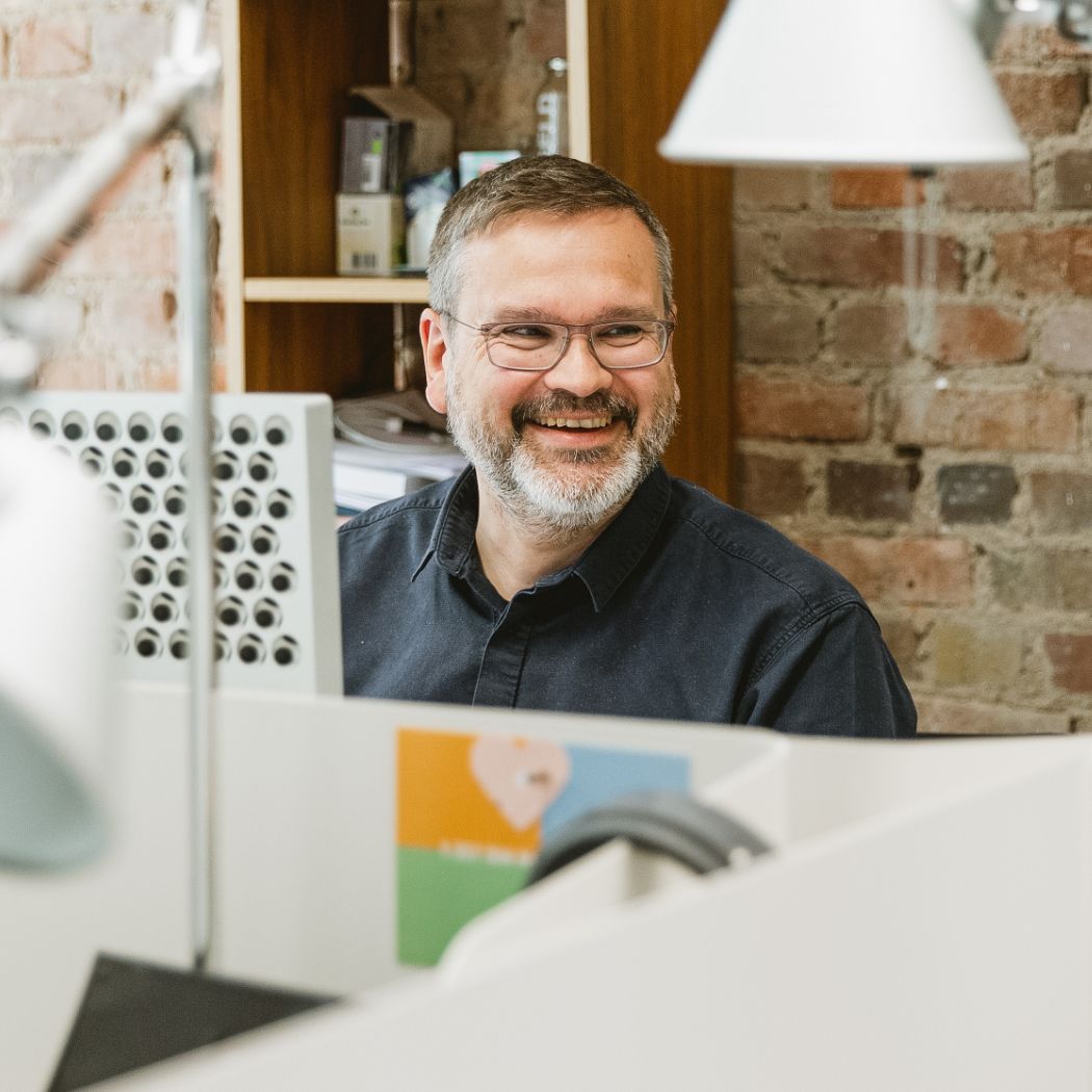 Ein Mitarbeiter von Hochzwei an seinem Arbeitsplatz