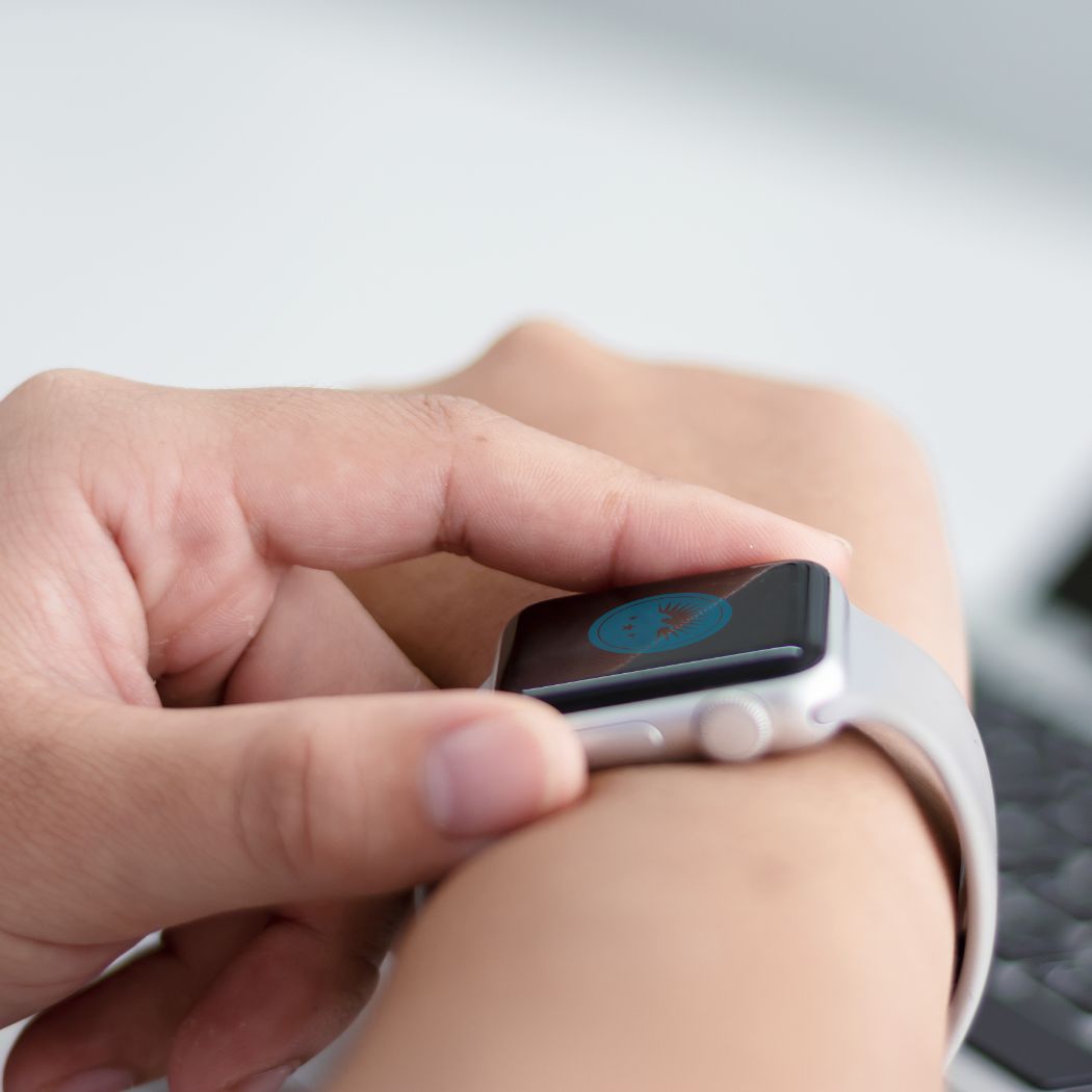 Eine Smartwatch mit dem Hochzwei Firmenlogo auf dem Display