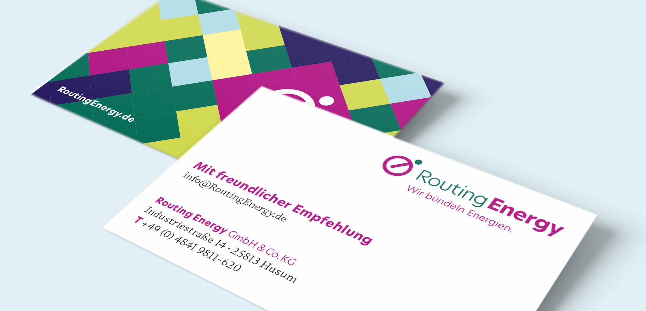Bunte Visitenkarte aus Papier der Firma Routing Energy