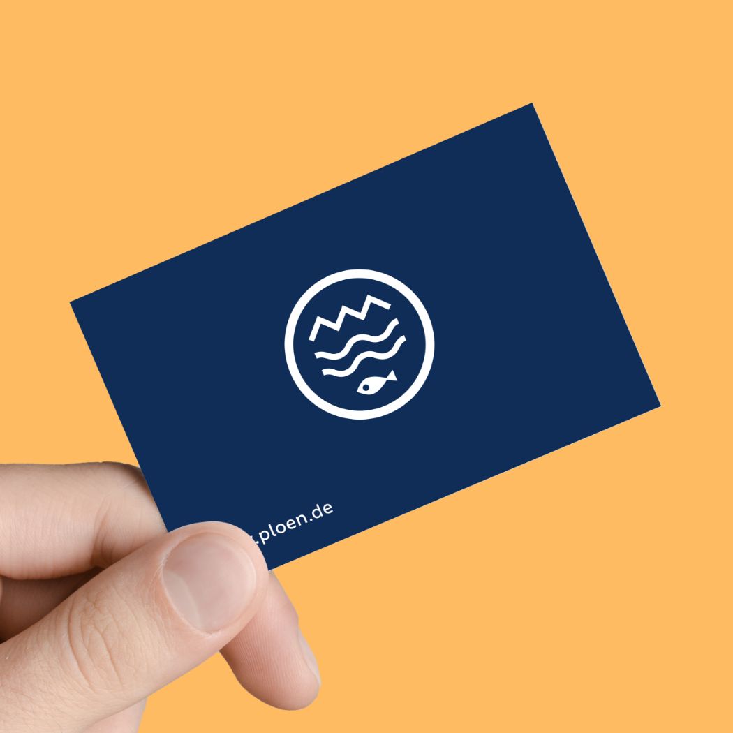 Dunkelblaue Visitenkarte der Stadt Plön mit dem Stadt Plön Logo