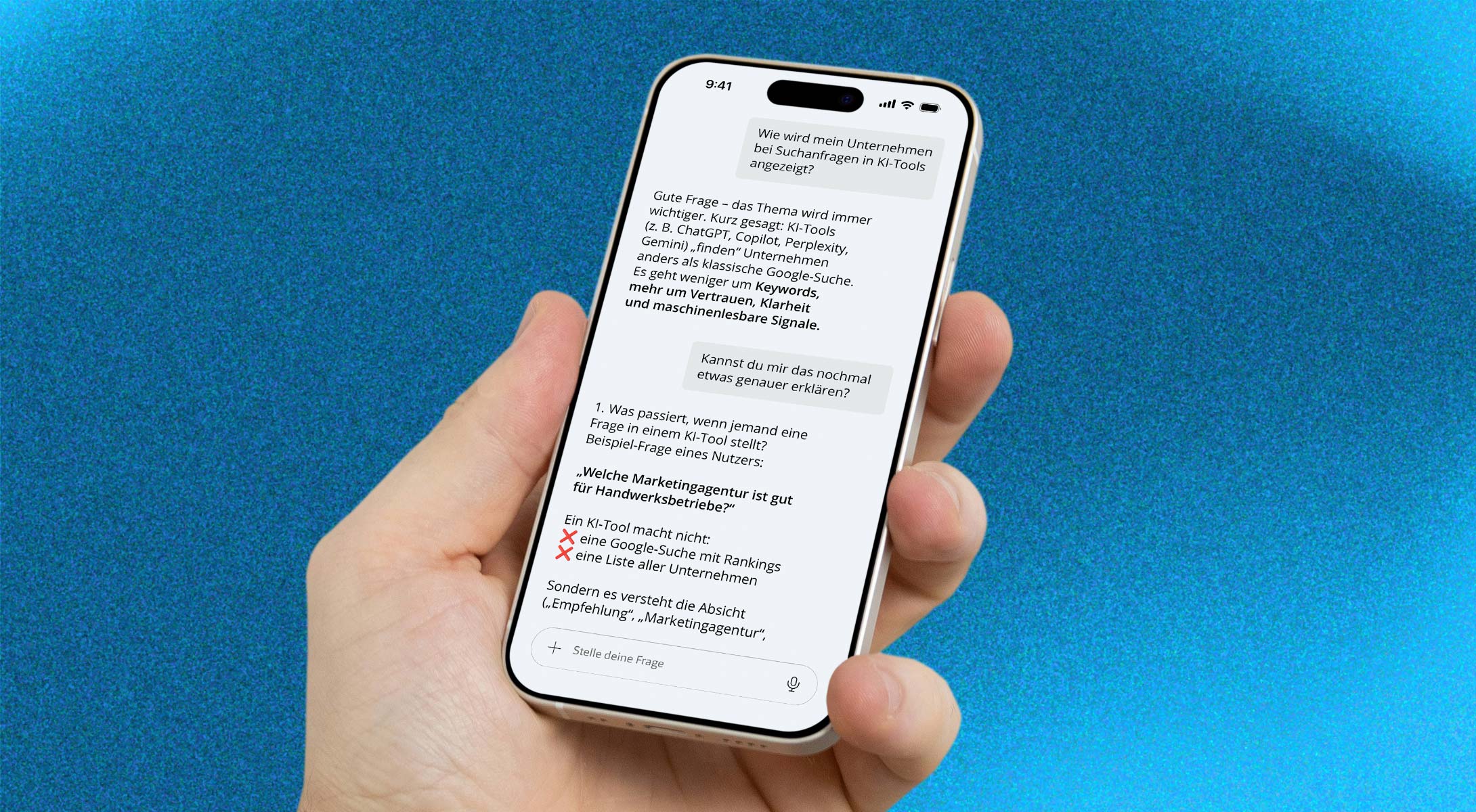 Eine Hand hält ein Smartphone auf dem ein KI Chat geöffnet ist.