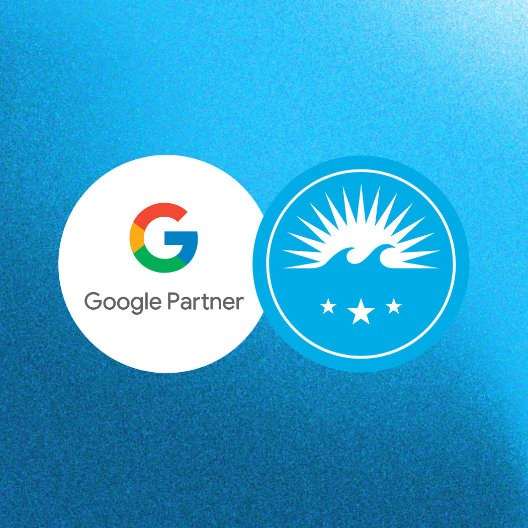 Das Google Parter Logo (mit einem bunten großen G) und das Hochzwei Logo (Doppelwelle mit drei Sternen darunter)