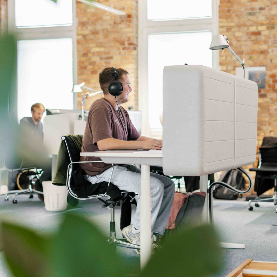 Ein Mitarbeiter von Hochzwei an seinem Arbeitsplatz