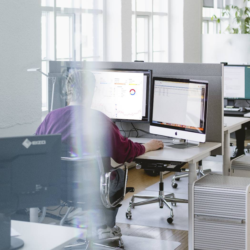 Ein Mitarbeiter von Hochzwei an seinem Arbeitsplatz