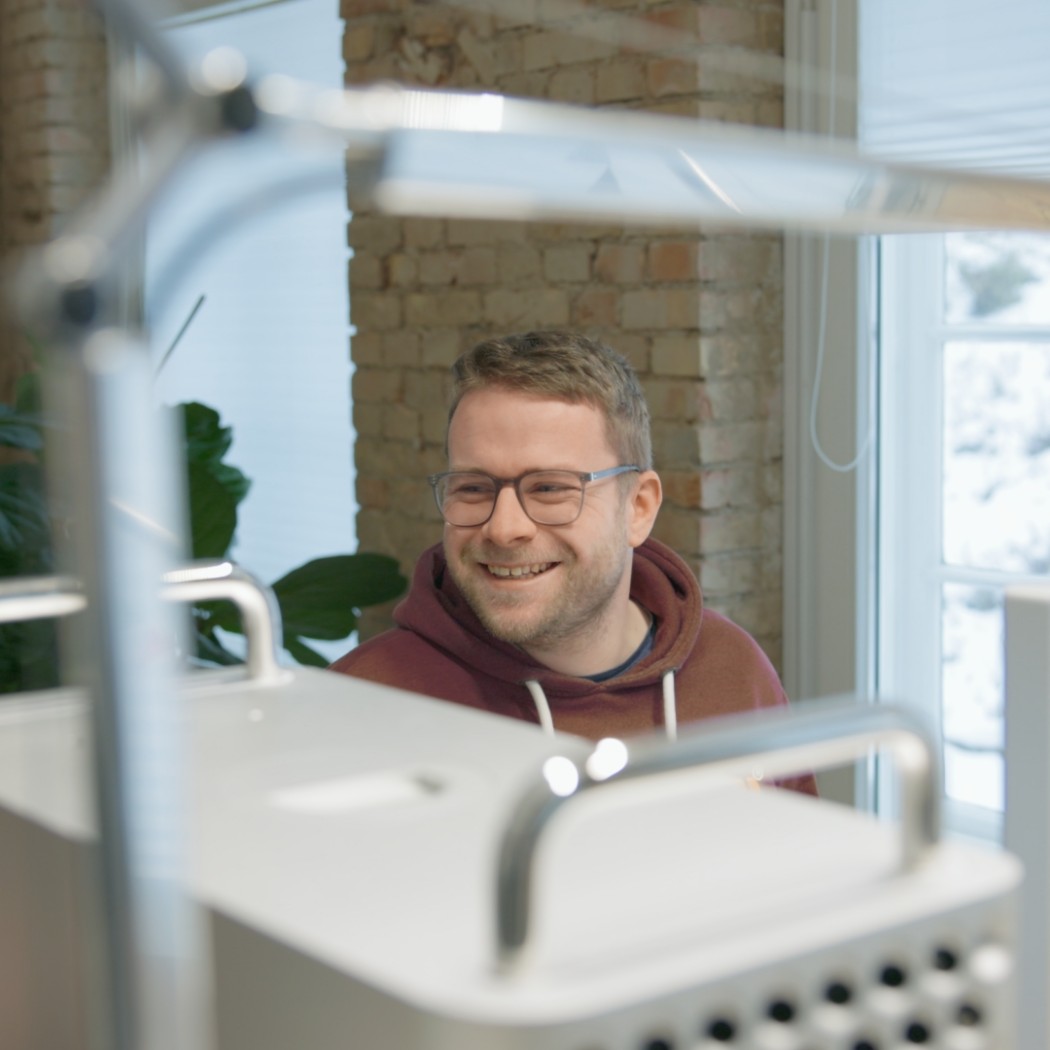 Ein Mitarbeiter von Hochzwei an seinem Arbeitsplatz