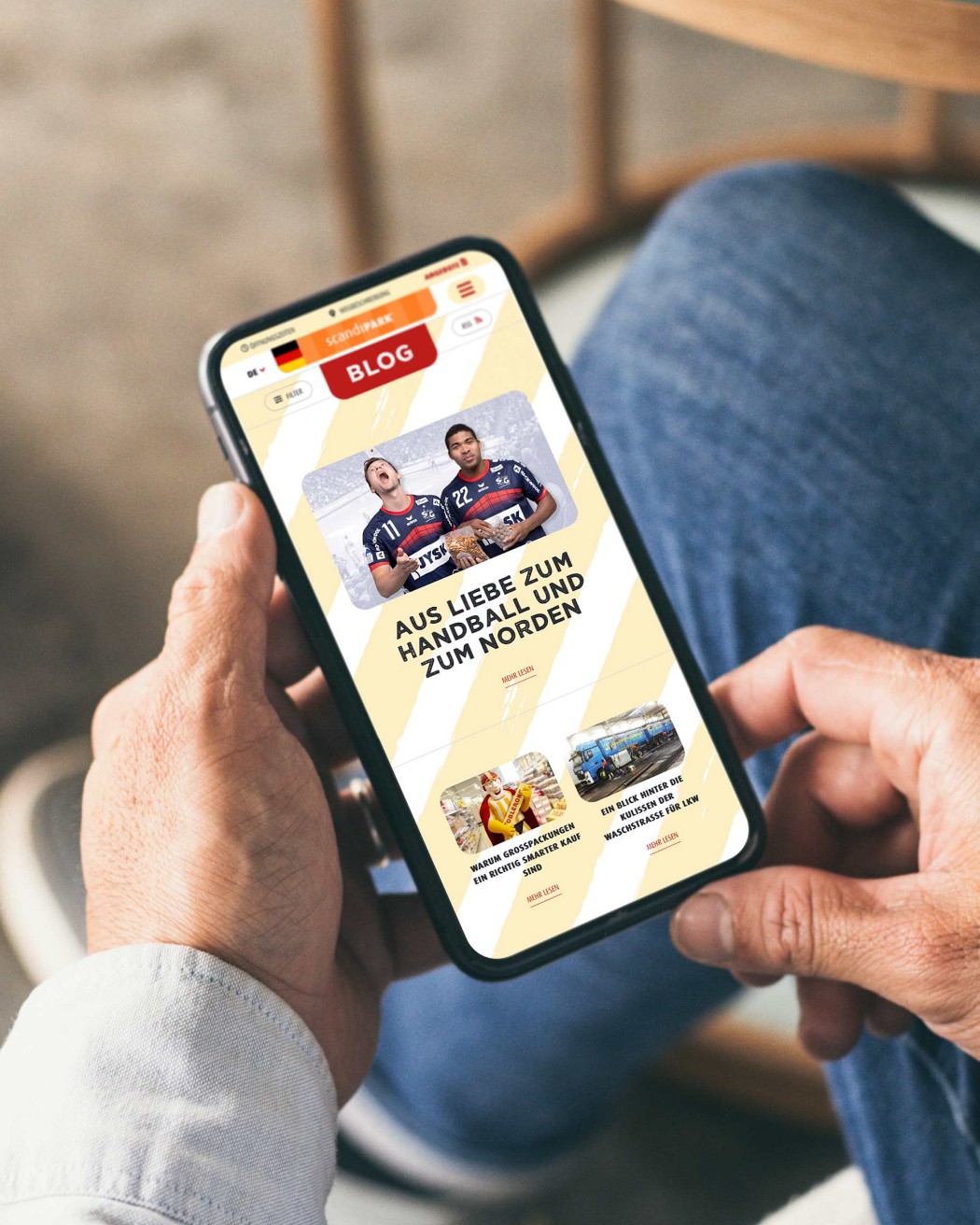 Ein Smartphone mit der Ansicht des Blogs der Scandinavian Park Webseite