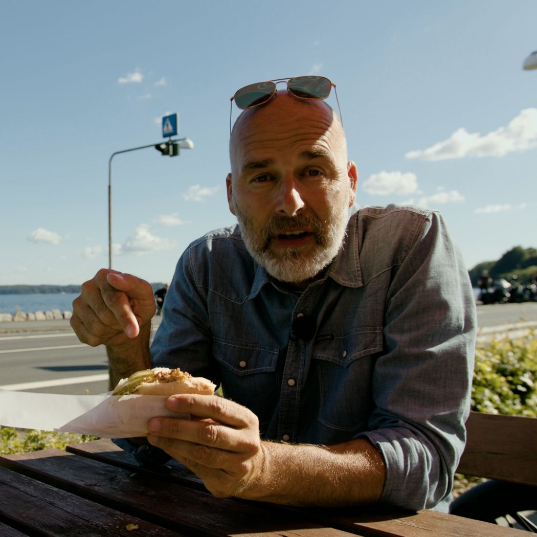 York isst ein Fischbrötchen