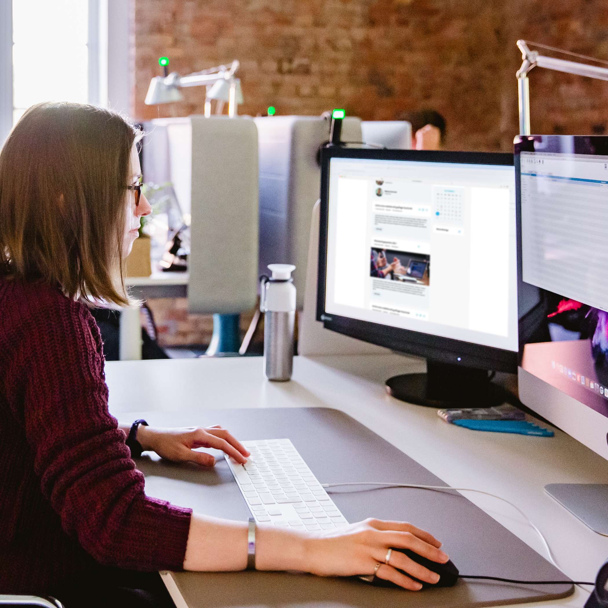 Mehrere Arbeitsplätze mit Büroangestellten