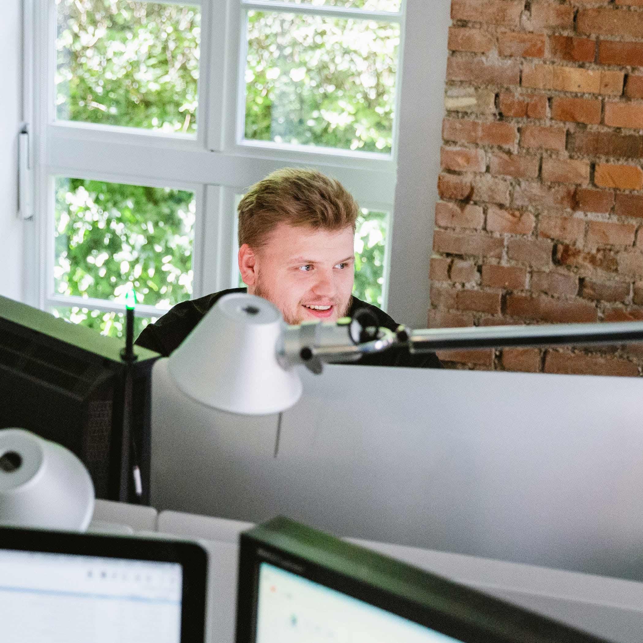 Mitarbeiter arbeitet bei Hochzwei im Büro