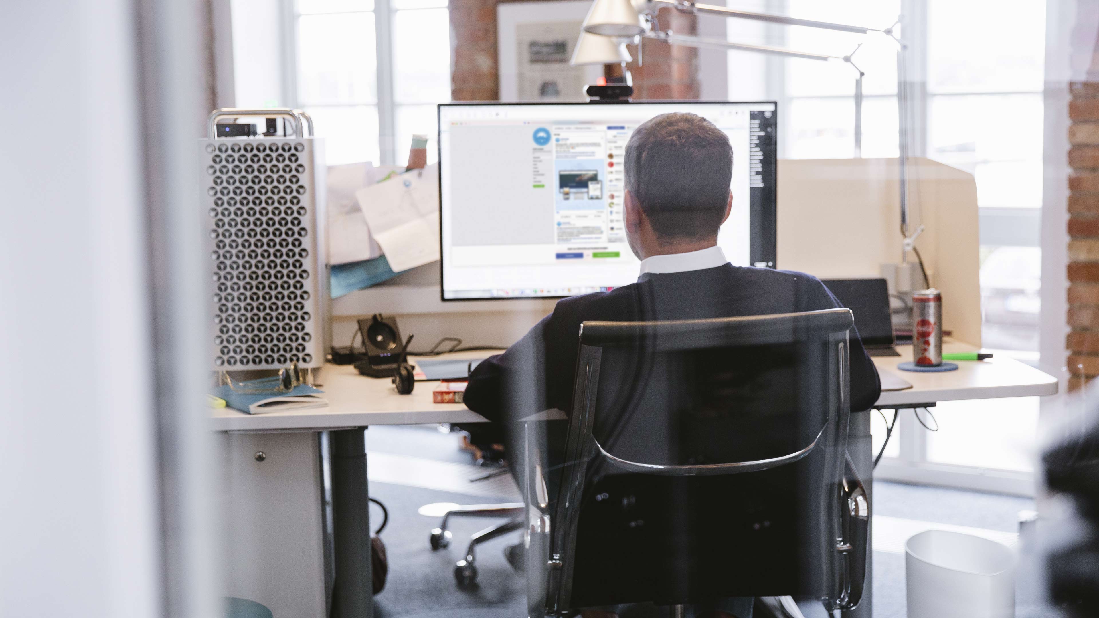 Mitarbeiter arbeitet am PC