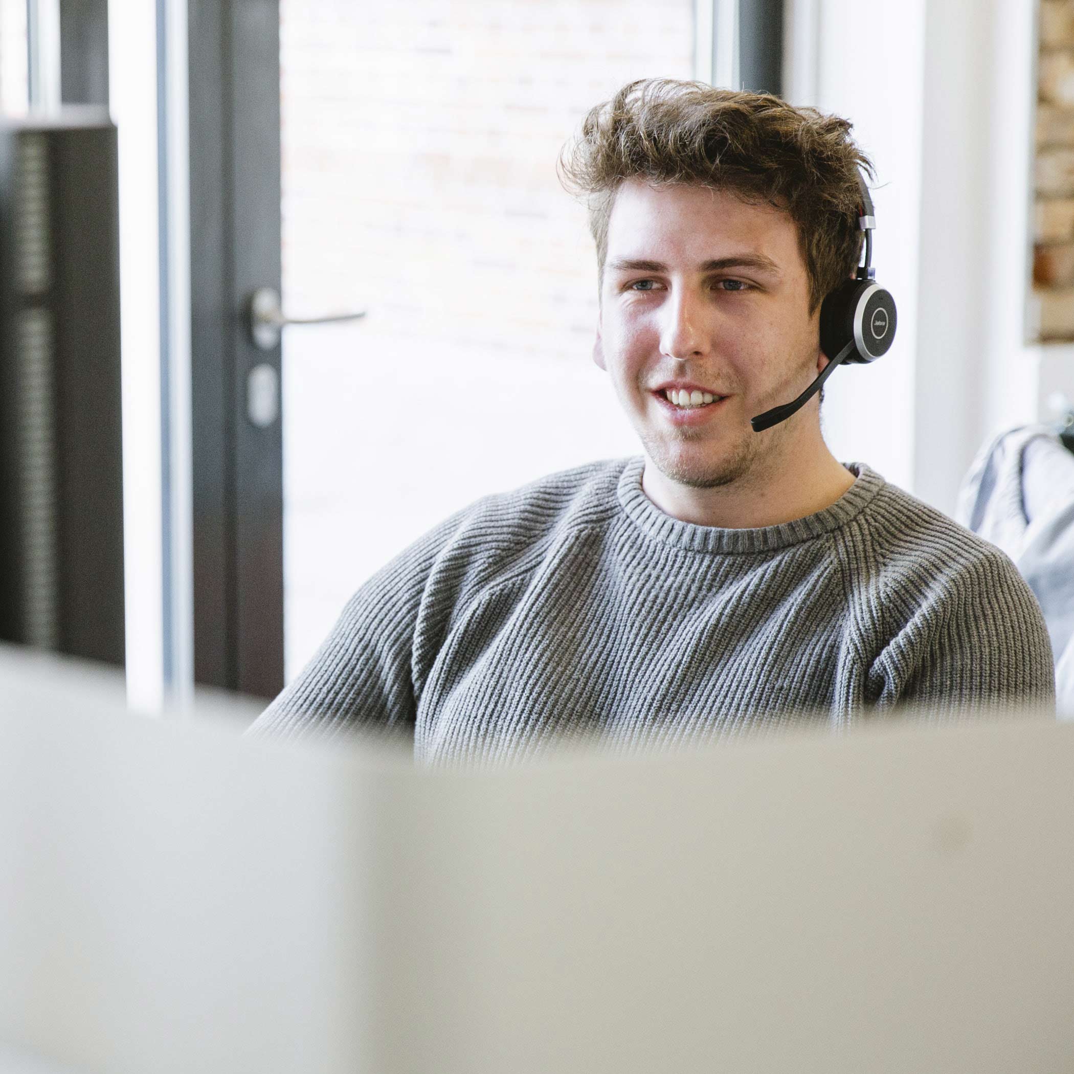 Mitarbeiter telefoniert mit Headset