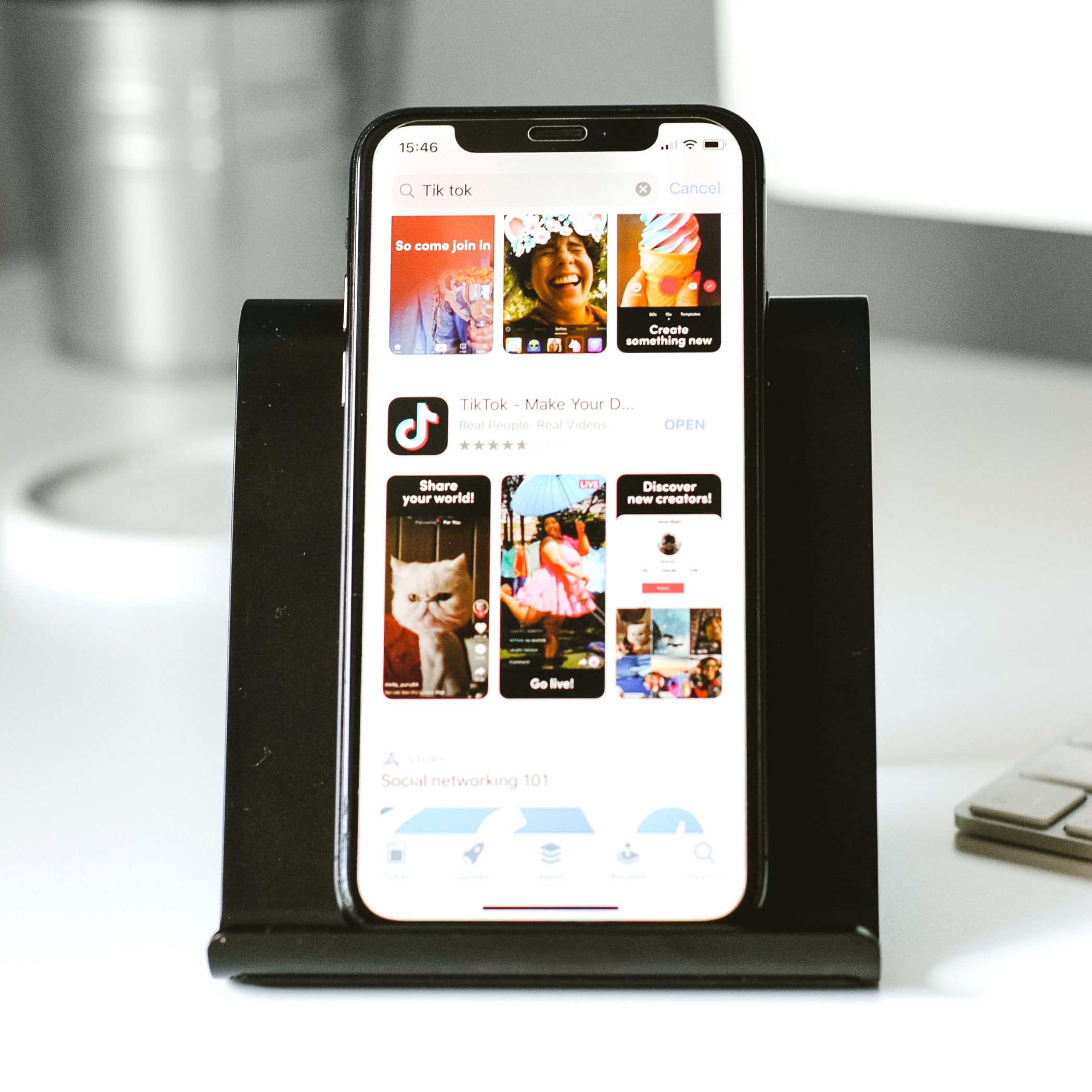 Smartphone mit geöffnetem Appstore