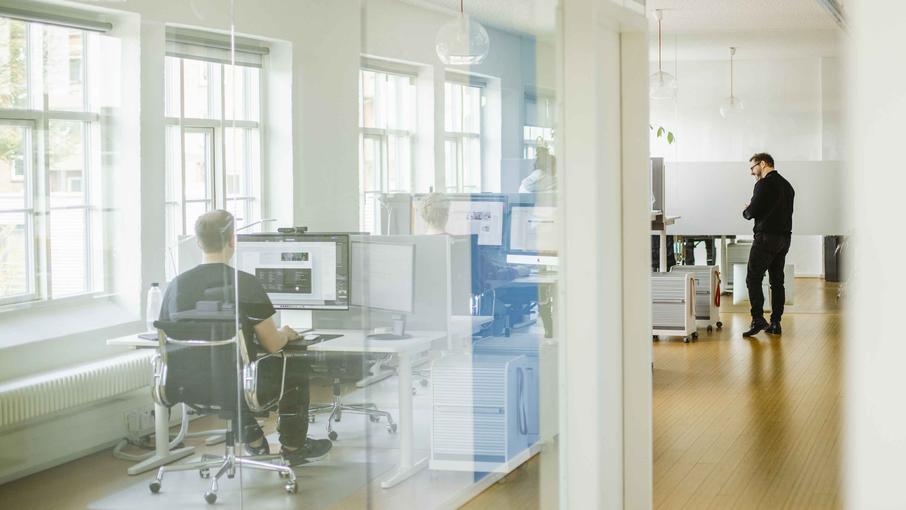 Einblicke in das Kieler Büro durch Glasscheibe