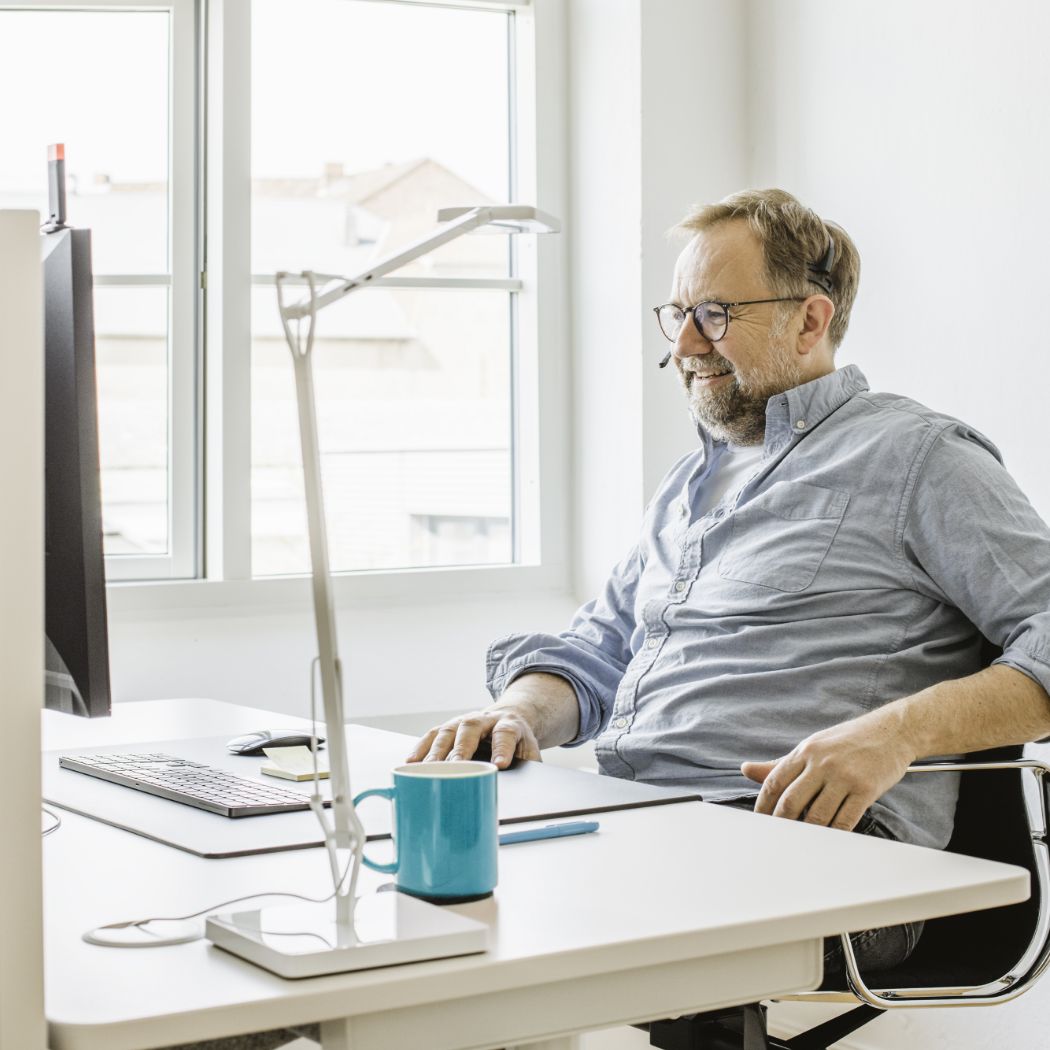 Mitarbeiter am Schreibtisch sitzend
