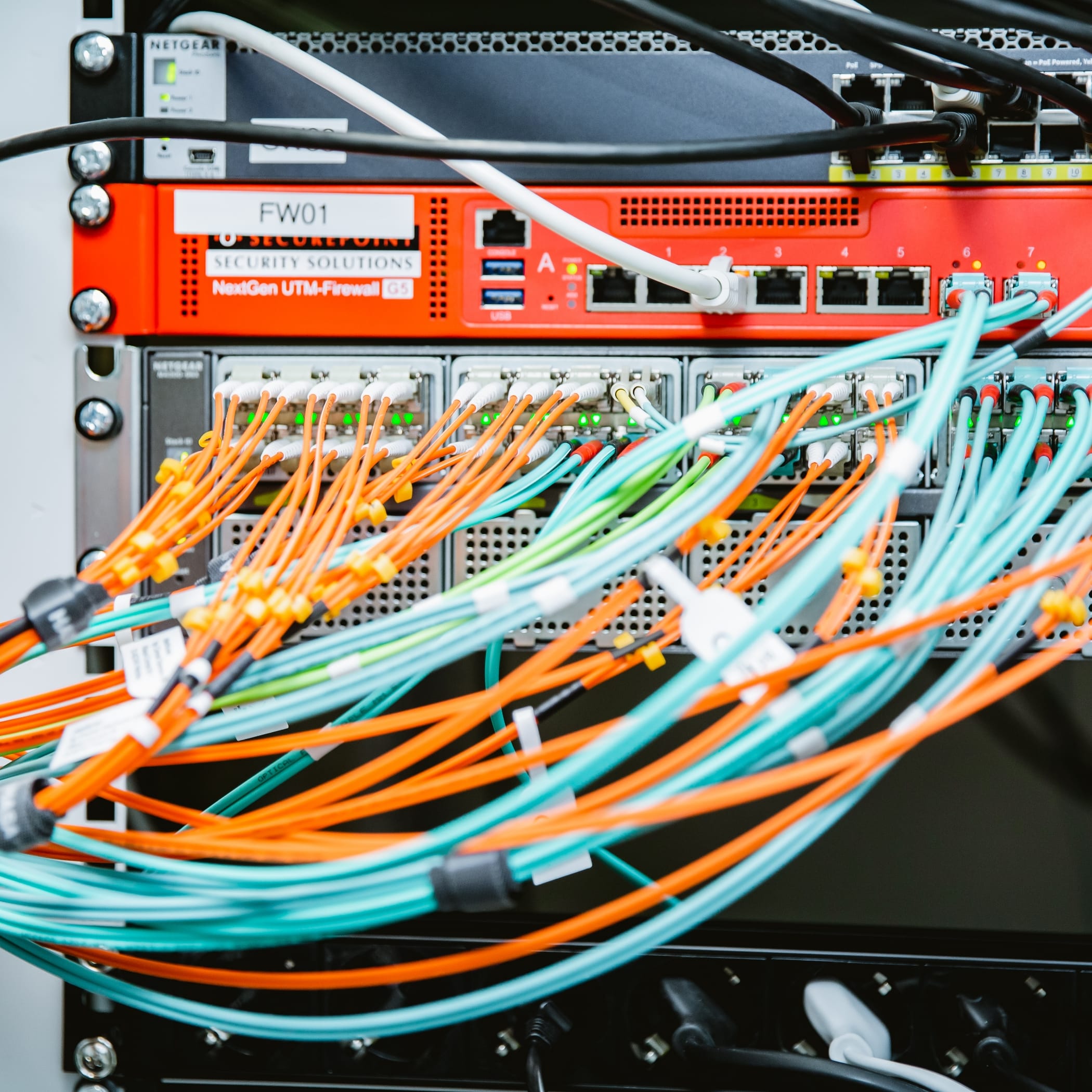 Viele Kabel an einer Maschine