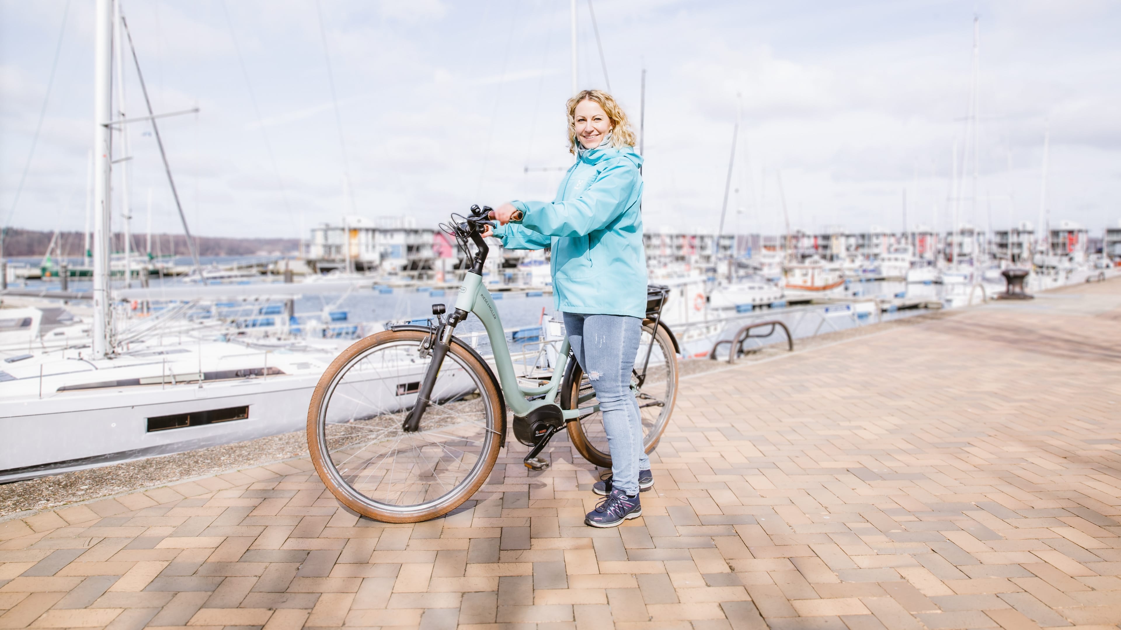 Hochzwei Angestellte fährt Fahrrad