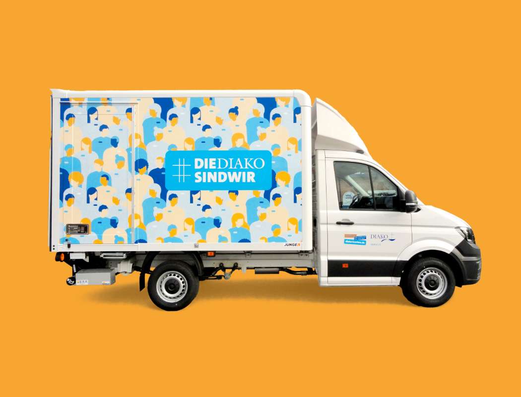 Ein Kleintransporter mit der Beschriftung #Die Diako sind wir