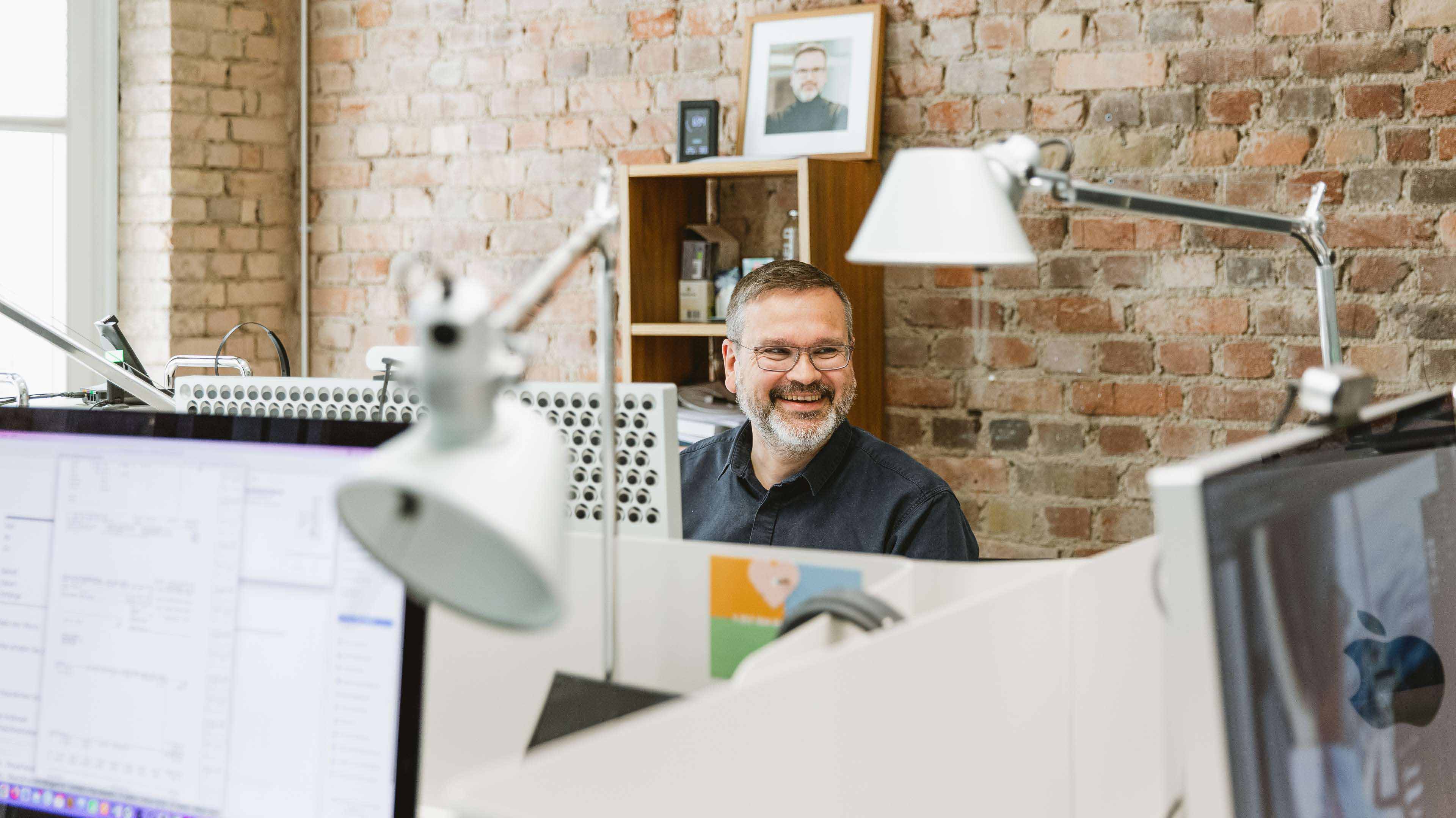 Unser Senior-Grafiker Olaf bei der Arbeit in seinem Büro.