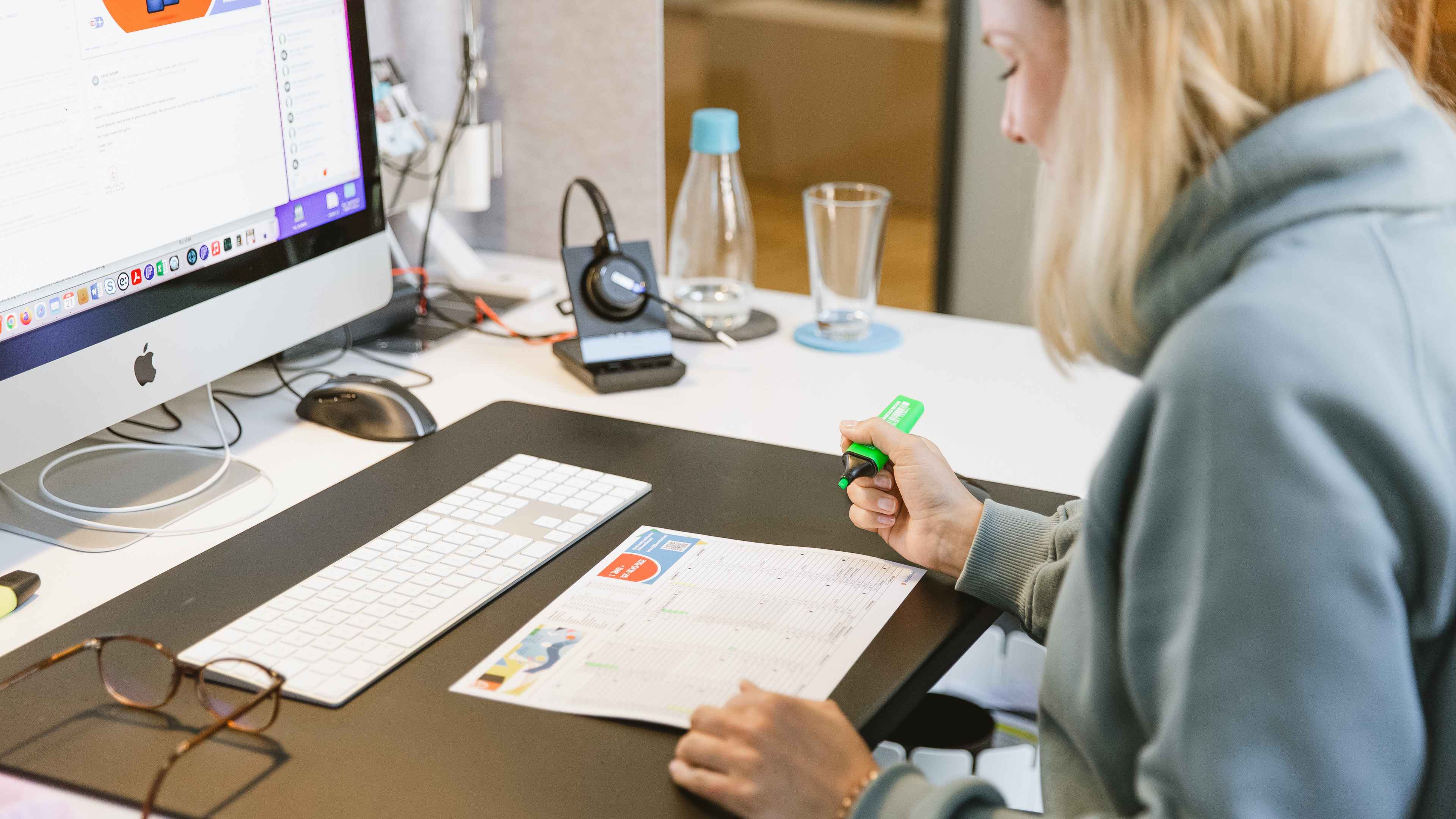 Eine Projektleiterin bei der Arbeit an ihrem Schreibtisch