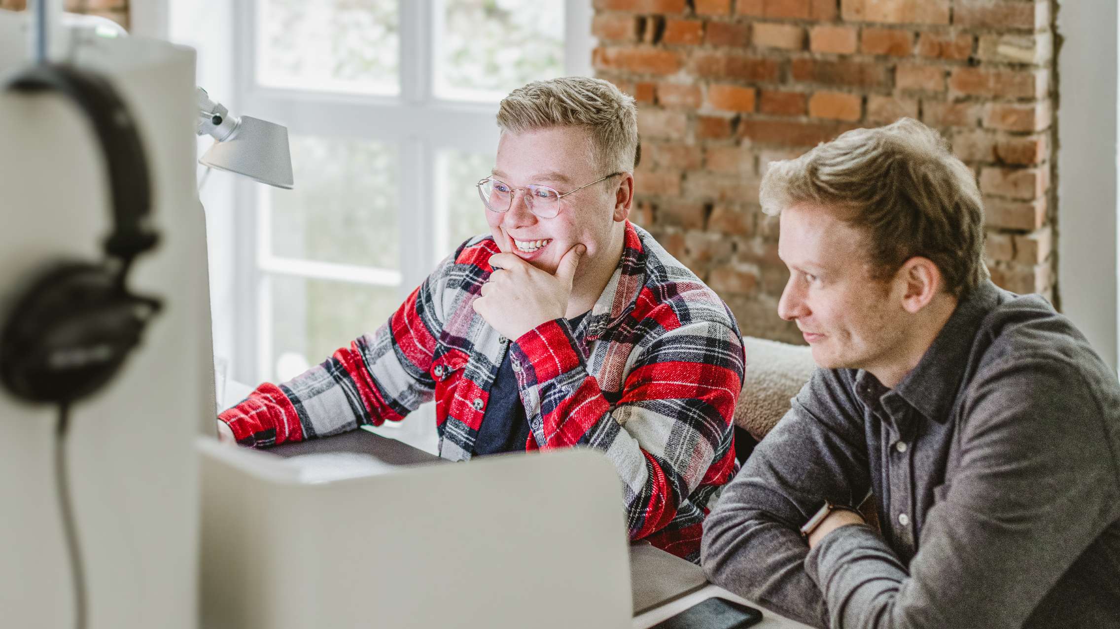 Unsere Kollegen Luca und Stephan gemeinsam am Schreibtisch