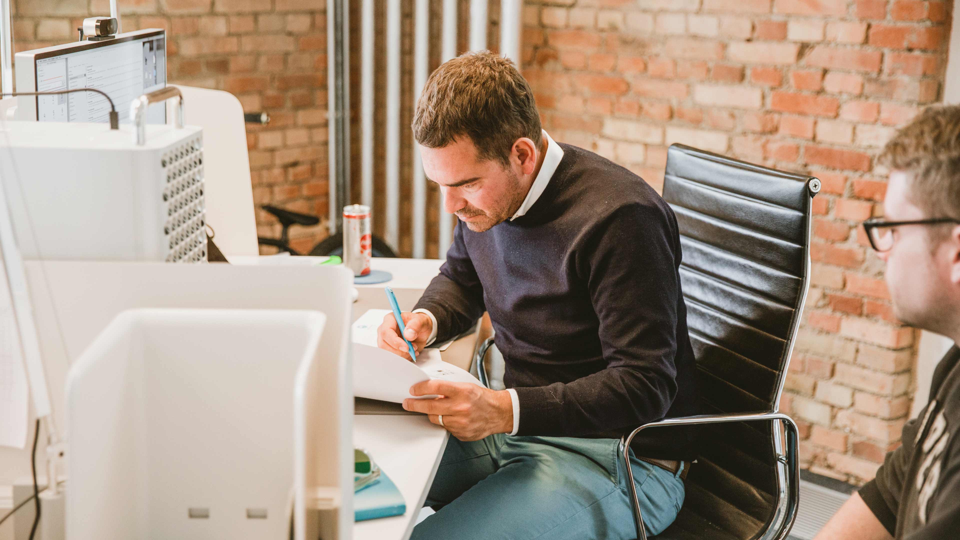 Geschäftsführer Felix Worm trägt schwarzes Shirt