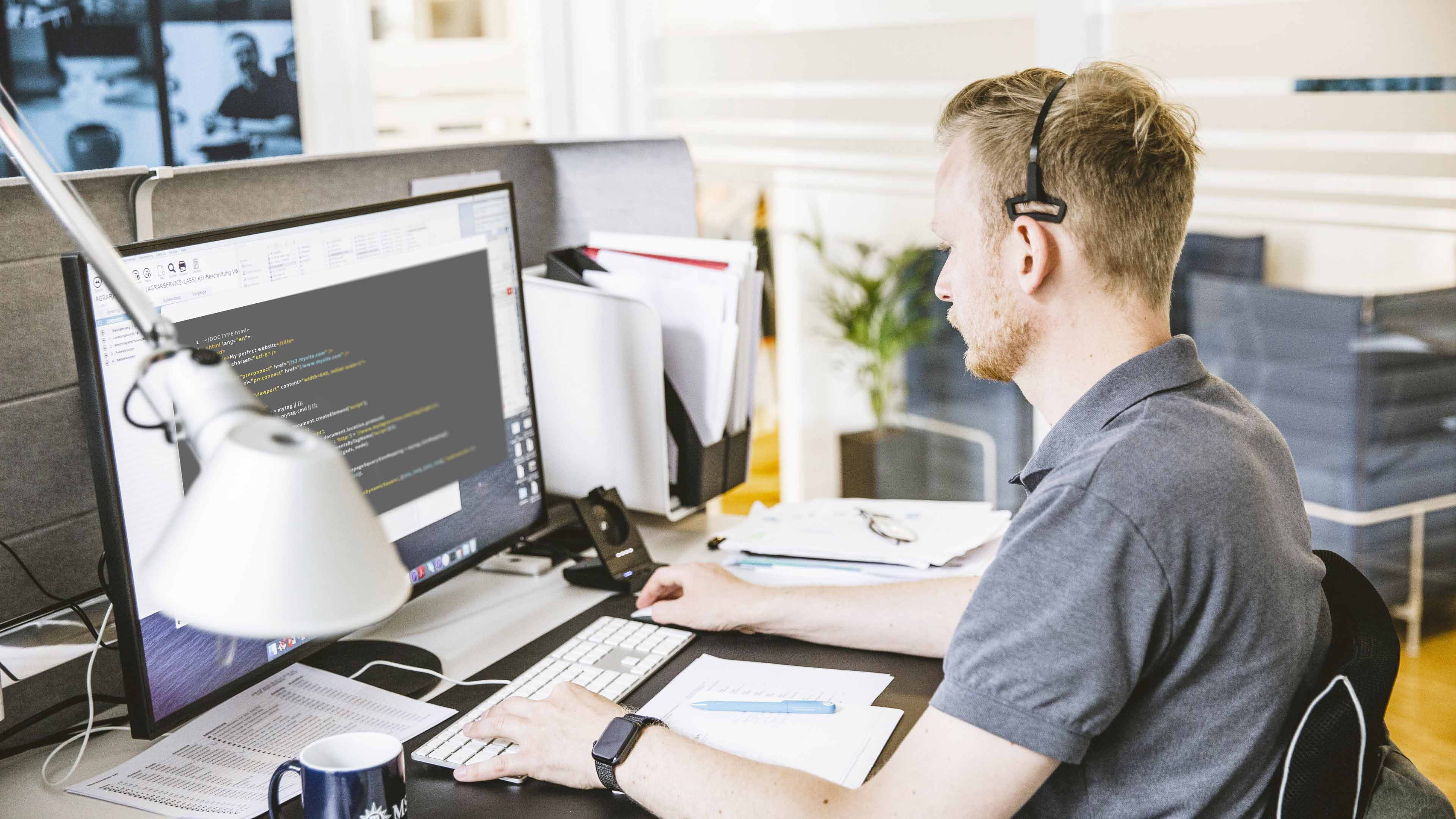 Hochzwei Mitarbeiter schreibt Emails