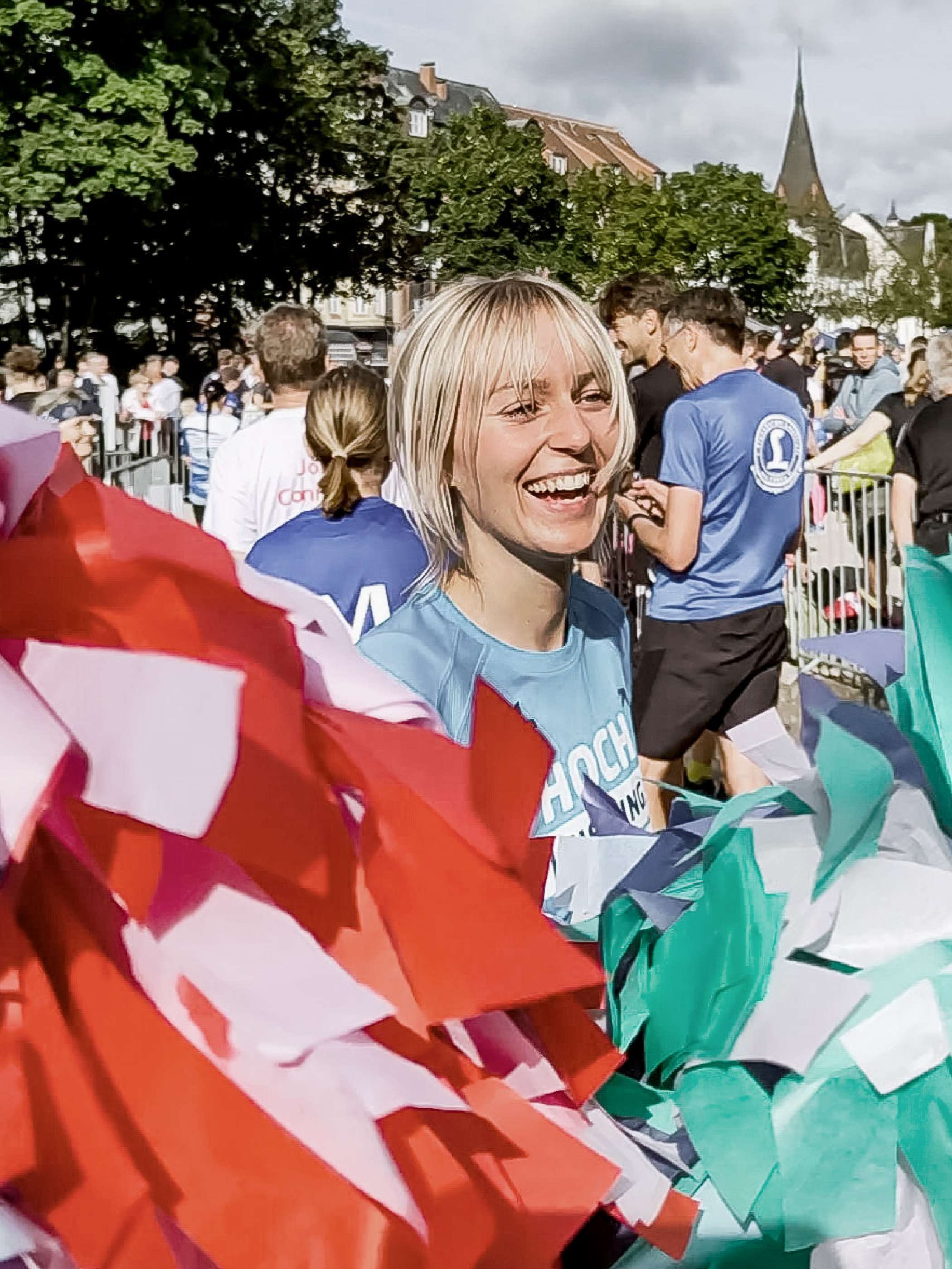 Kollegin Anna Maria feiert die ausgelassene Stimmung.