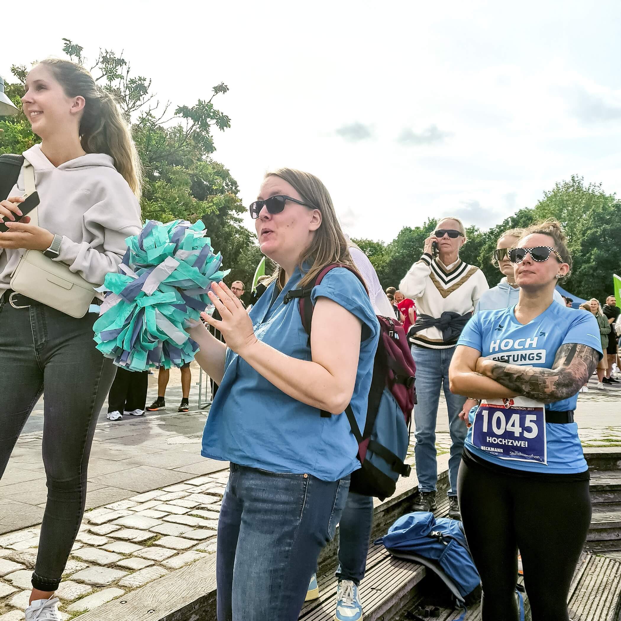 HOCHZWEIler feuern ihr Team an.