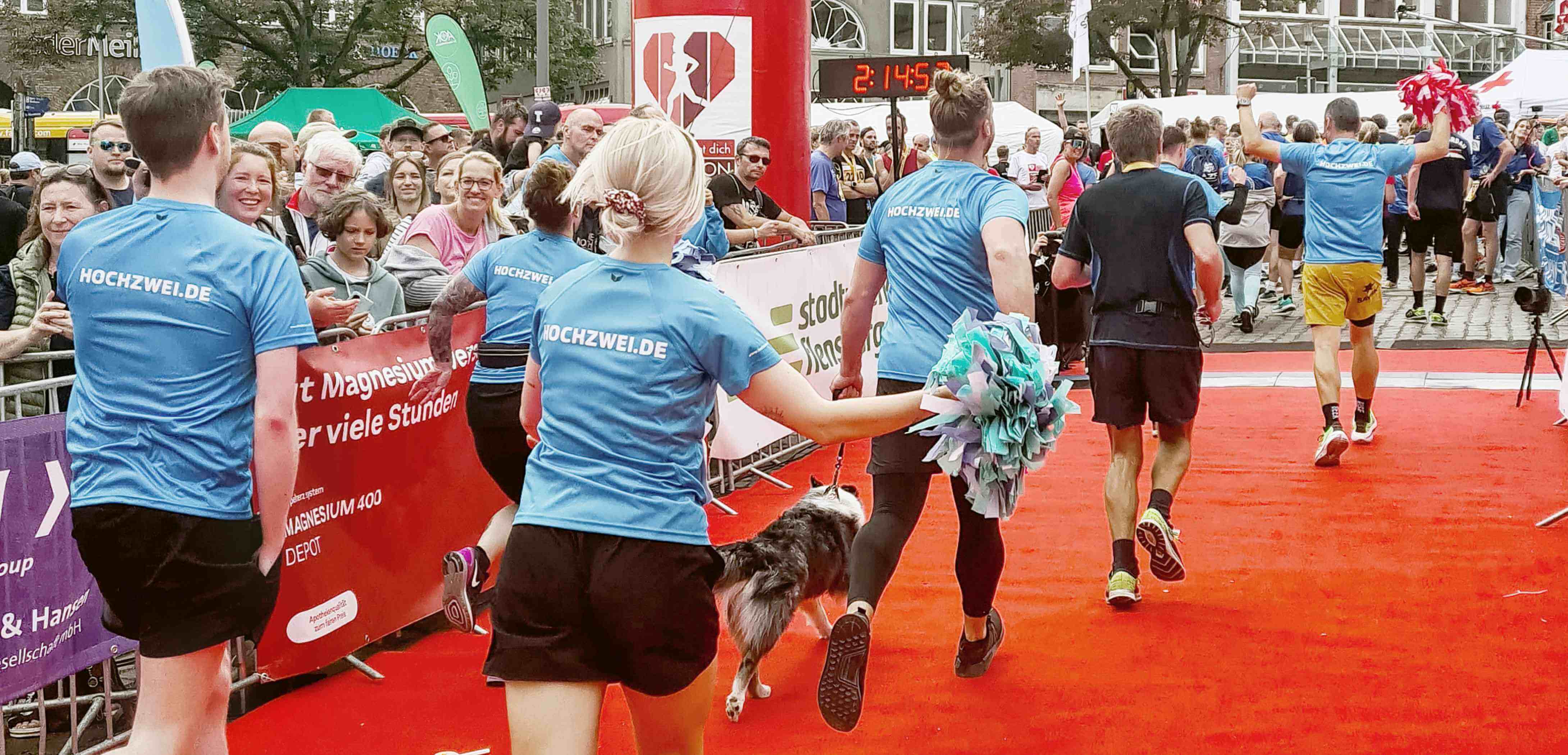 Das HOCHZWEI-Team läuft gemeinsam ins Ziel.